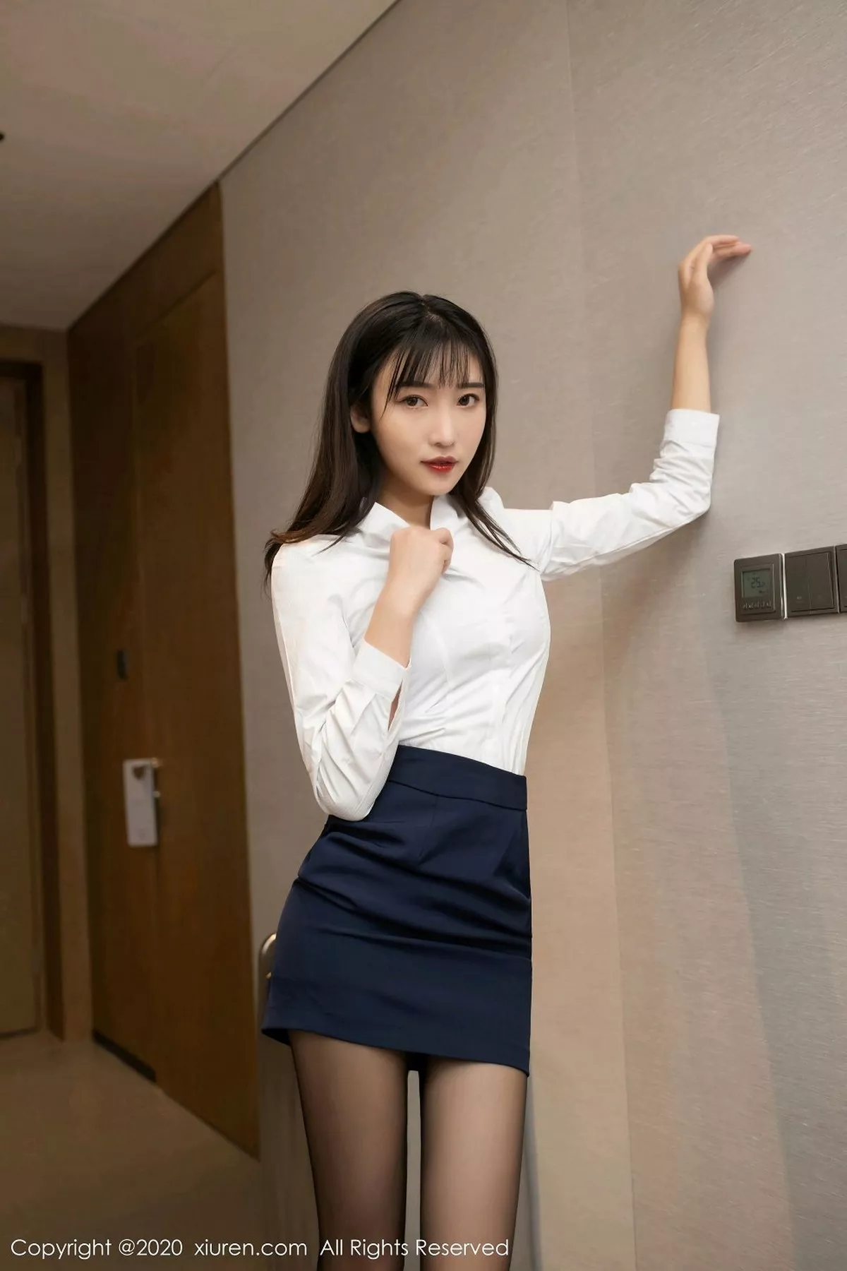 秀人集.com_[XiuRen秀人网]No.2882_嫩模陆萱萱酒店买醉主题私房床上开档黑丝裤袜半脱撩人诱惑写真76P