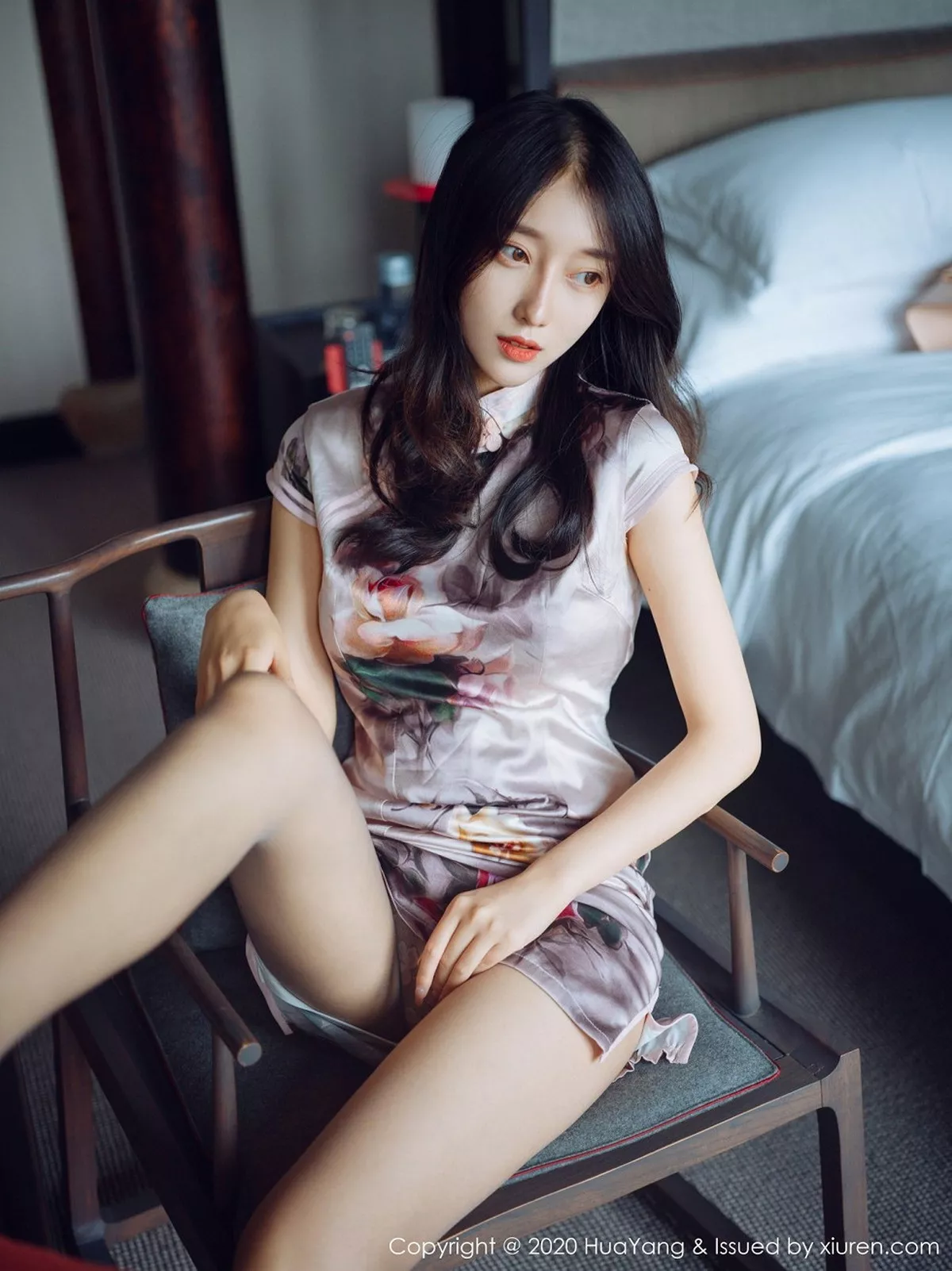 秀人集.com_[HuaYang花漾]Vol.339_模特玥儿玥er杭州旅拍脱古韵旗袍露粉色内衣黑丝裤袜诱惑写真52P