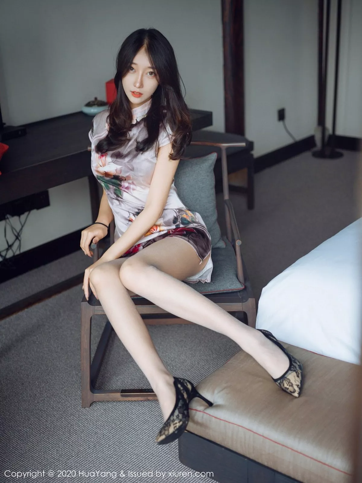 秀人集.com_[HuaYang花漾]Vol.339_模特玥儿玥er杭州旅拍脱古韵旗袍露粉色内衣黑丝裤袜诱惑写真52P