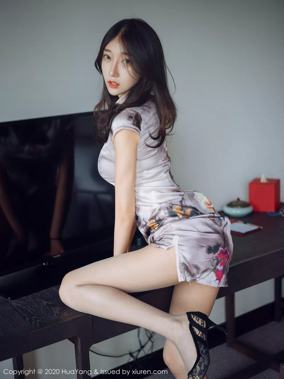 秀人集.com_[HuaYang花漾]Vol.339_模特玥儿玥er杭州旅拍脱古韵旗袍露粉色内衣黑丝裤袜诱惑写真52P