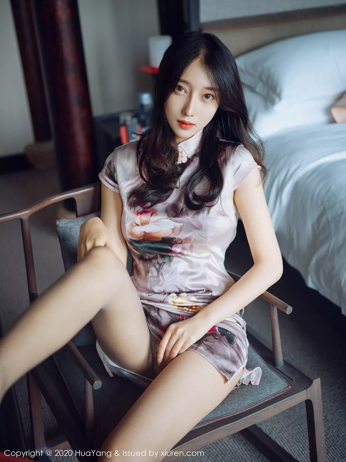 秀人集.com_[HuaYang花漾]Vol.339_模特玥儿玥er杭州旅拍脱古韵旗袍露粉色内衣黑丝裤袜诱惑写真52P