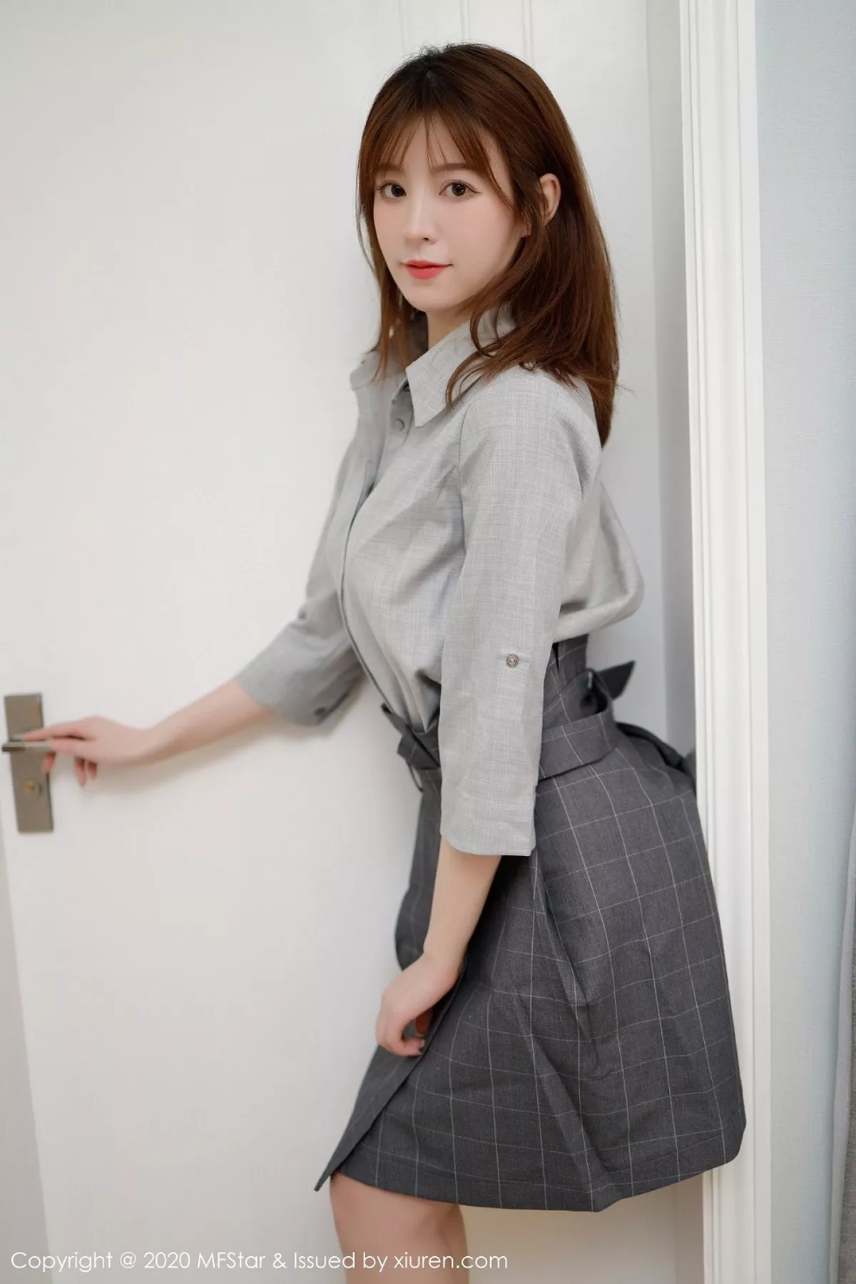 秀人集.com_[MFStar模范学院]Vol.424_嫩模Yoo优优四川旅拍灰色职场制服半脱露性感内衣诱惑写真60P