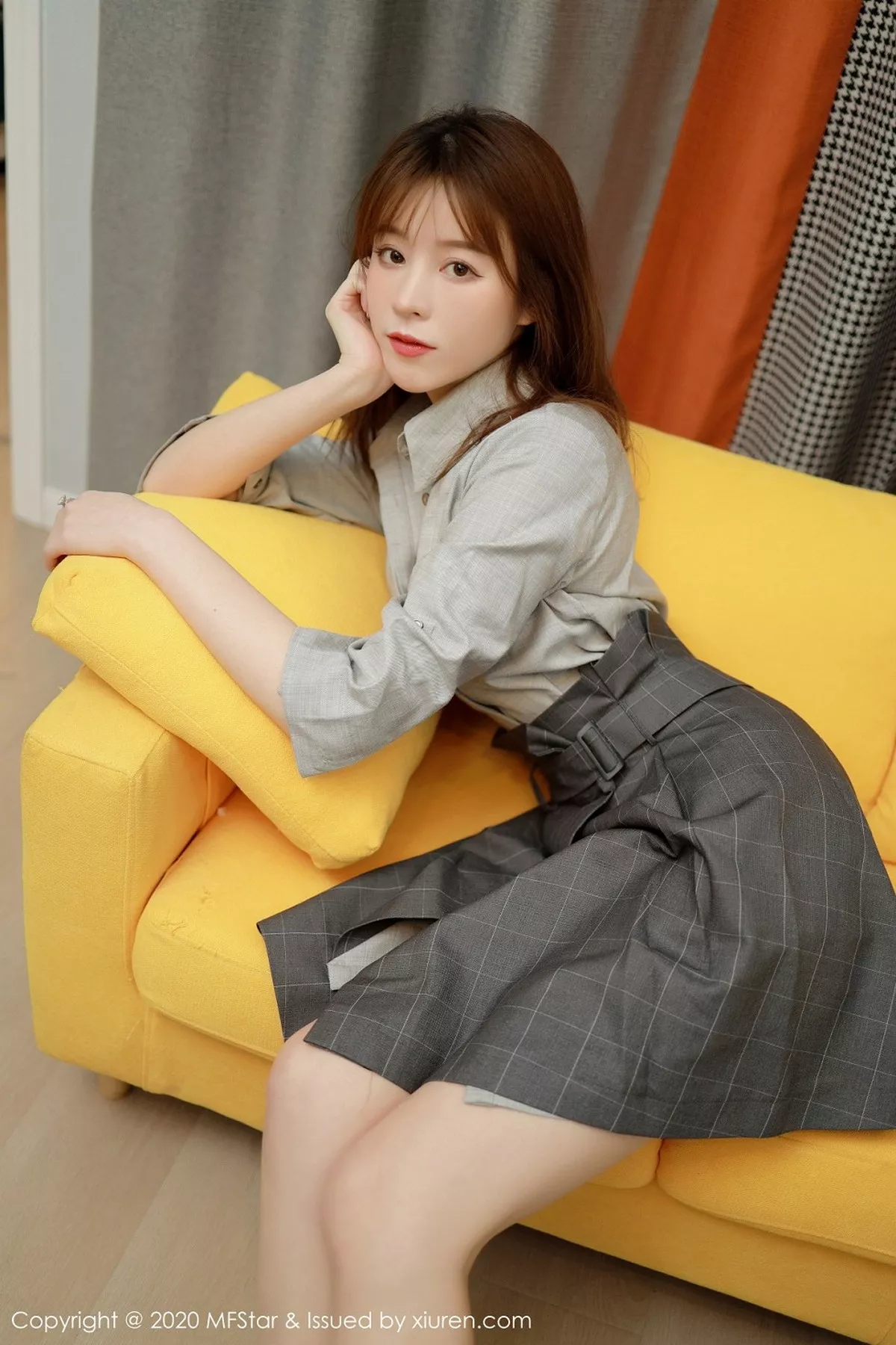 秀人集.com_[MFStar模范学院]Vol.424_嫩模Yoo优优四川旅拍灰色职场制服半脱露性感内衣诱惑写真60P