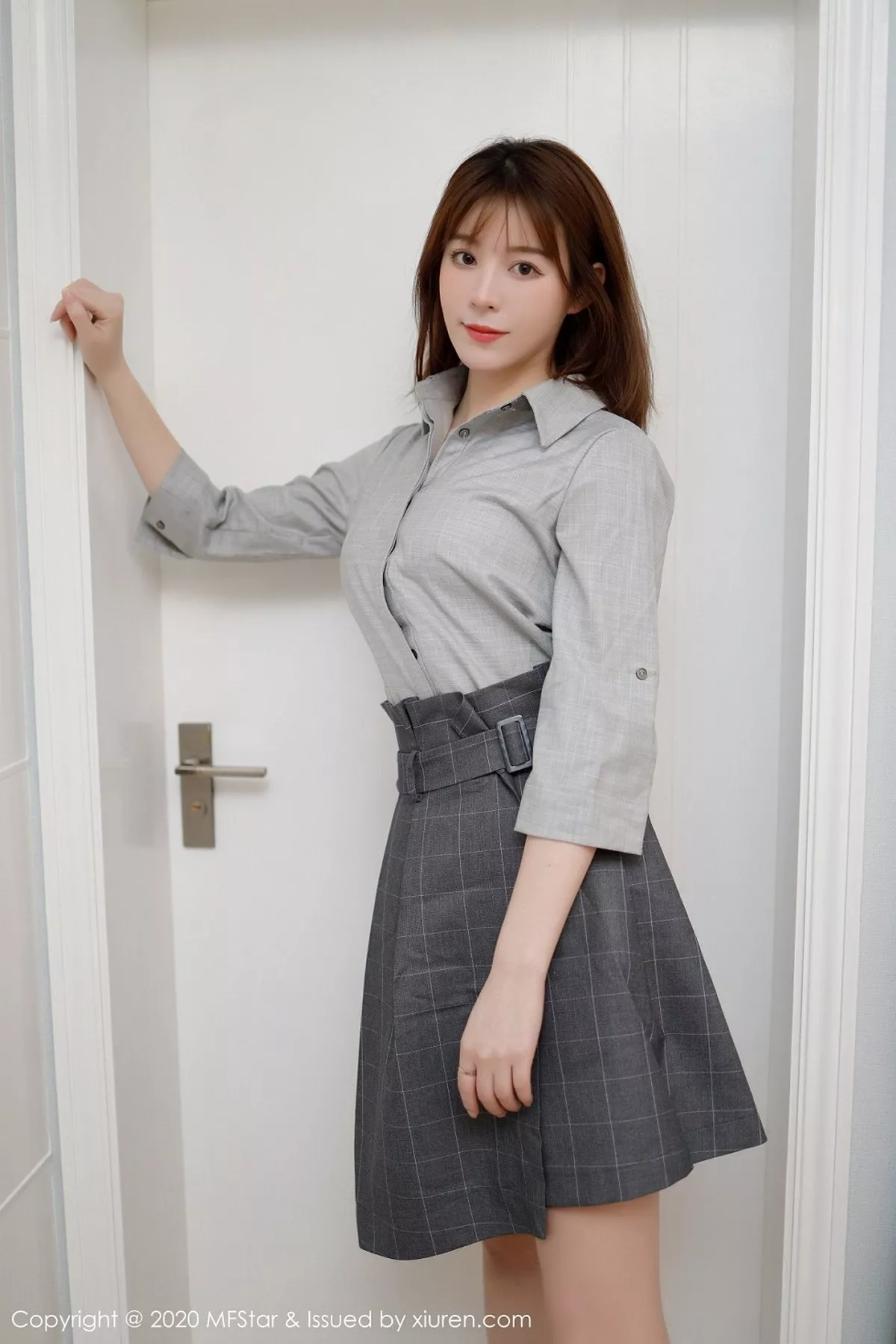 秀人集.com_[MFStar模范学院]Vol.424_嫩模Yoo优优四川旅拍灰色职场制服半脱露性感内衣诱惑写真60P