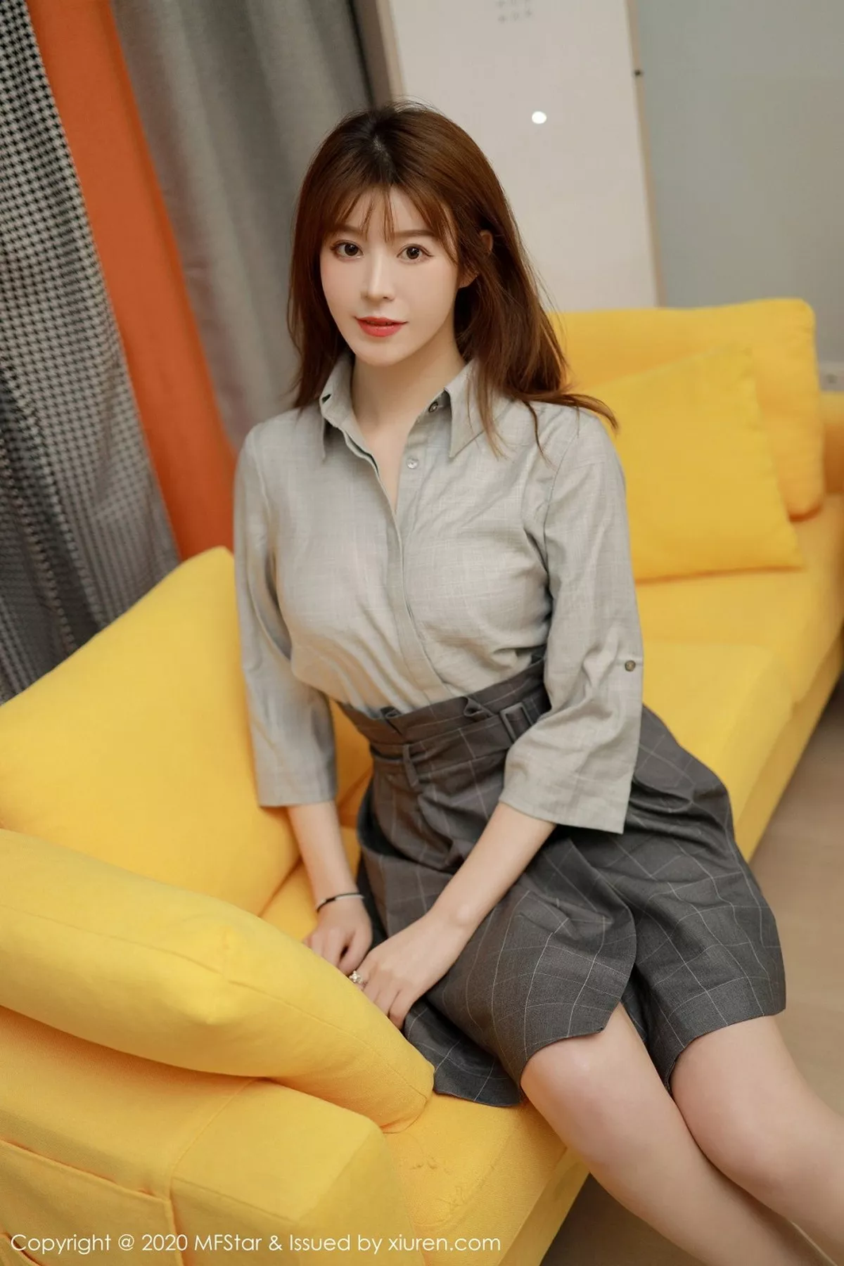 秀人集.com_[MFStar模范学院]Vol.424_嫩模Yoo优优四川旅拍灰色职场制服半脱露性感内衣诱惑写真60P