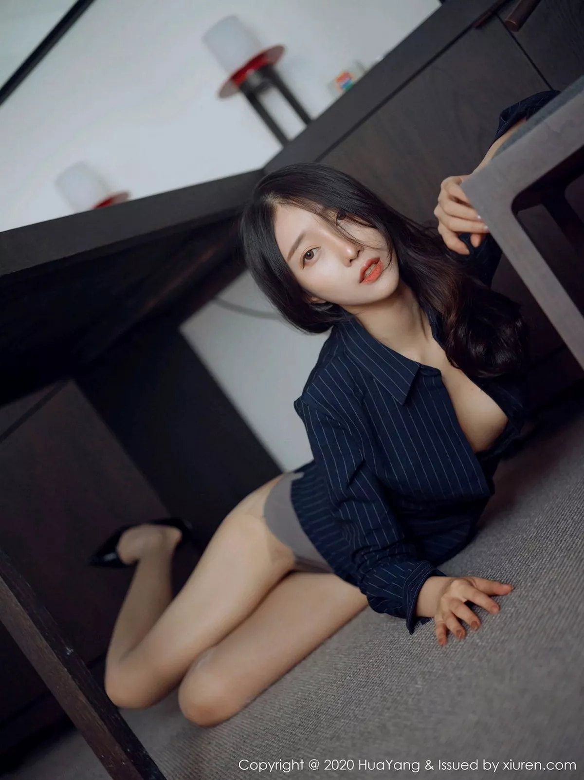 秀人集.com_[HuaYang花漾]Vol.320_丽质模特玥儿玥er杭州旅拍优雅职业装半脱露性感内衣写真51P