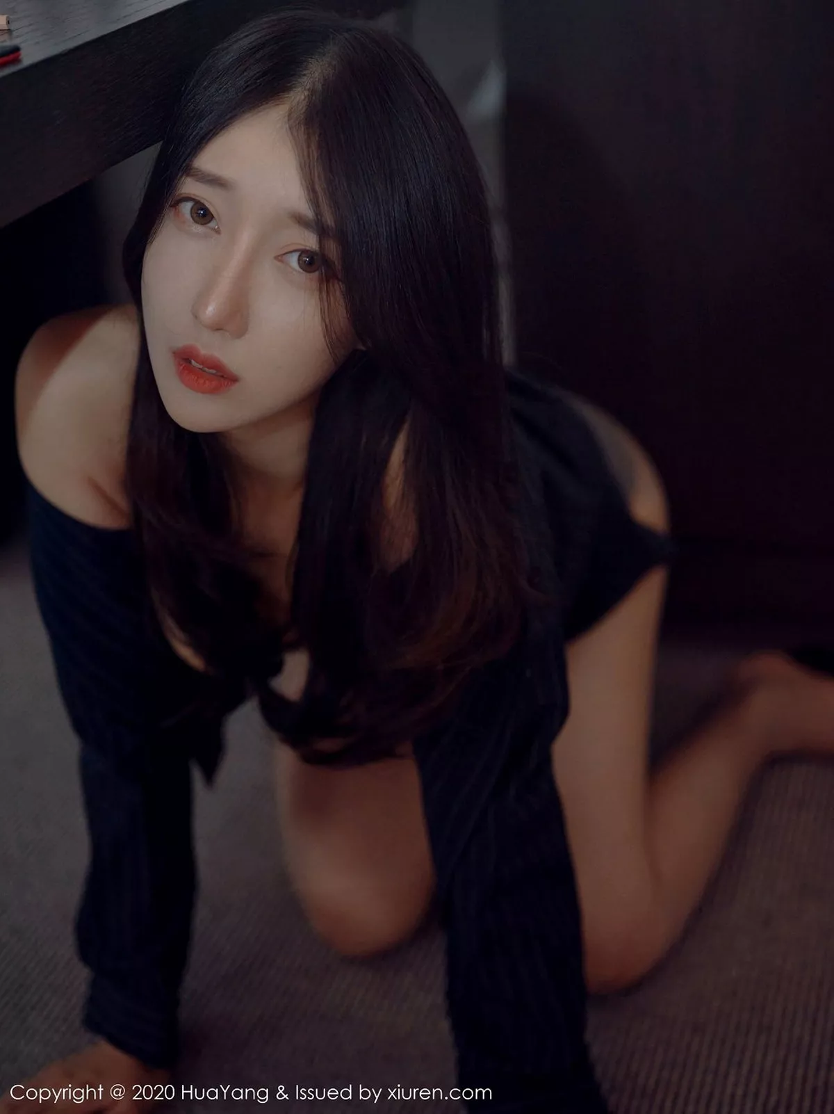 秀人集.com_[HuaYang花漾]Vol.320_丽质模特玥儿玥er杭州旅拍优雅职业装半脱露性感内衣写真51P