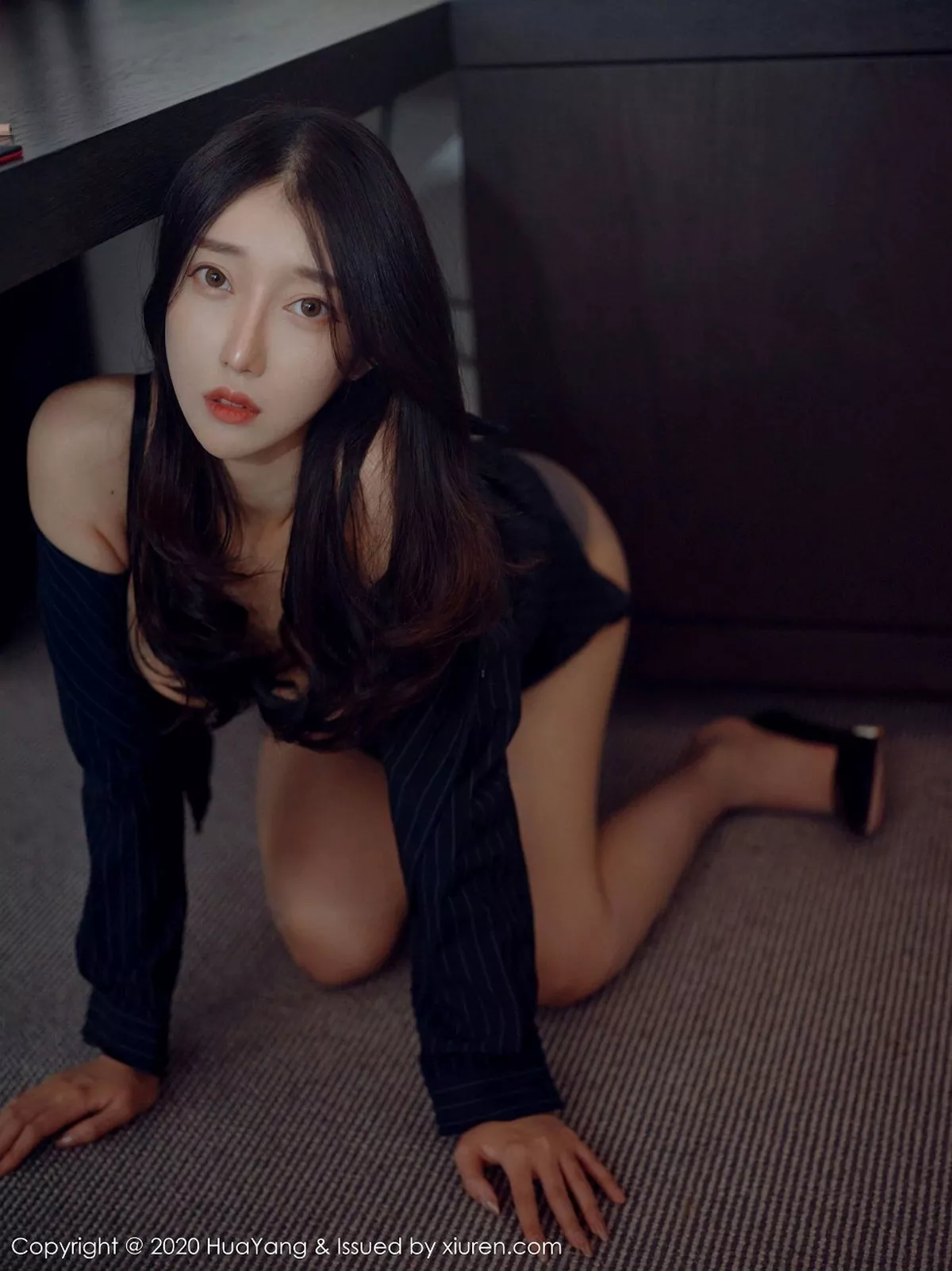 秀人集.com_[HuaYang花漾]Vol.320_丽质模特玥儿玥er杭州旅拍优雅职业装半脱露性感内衣写真51P