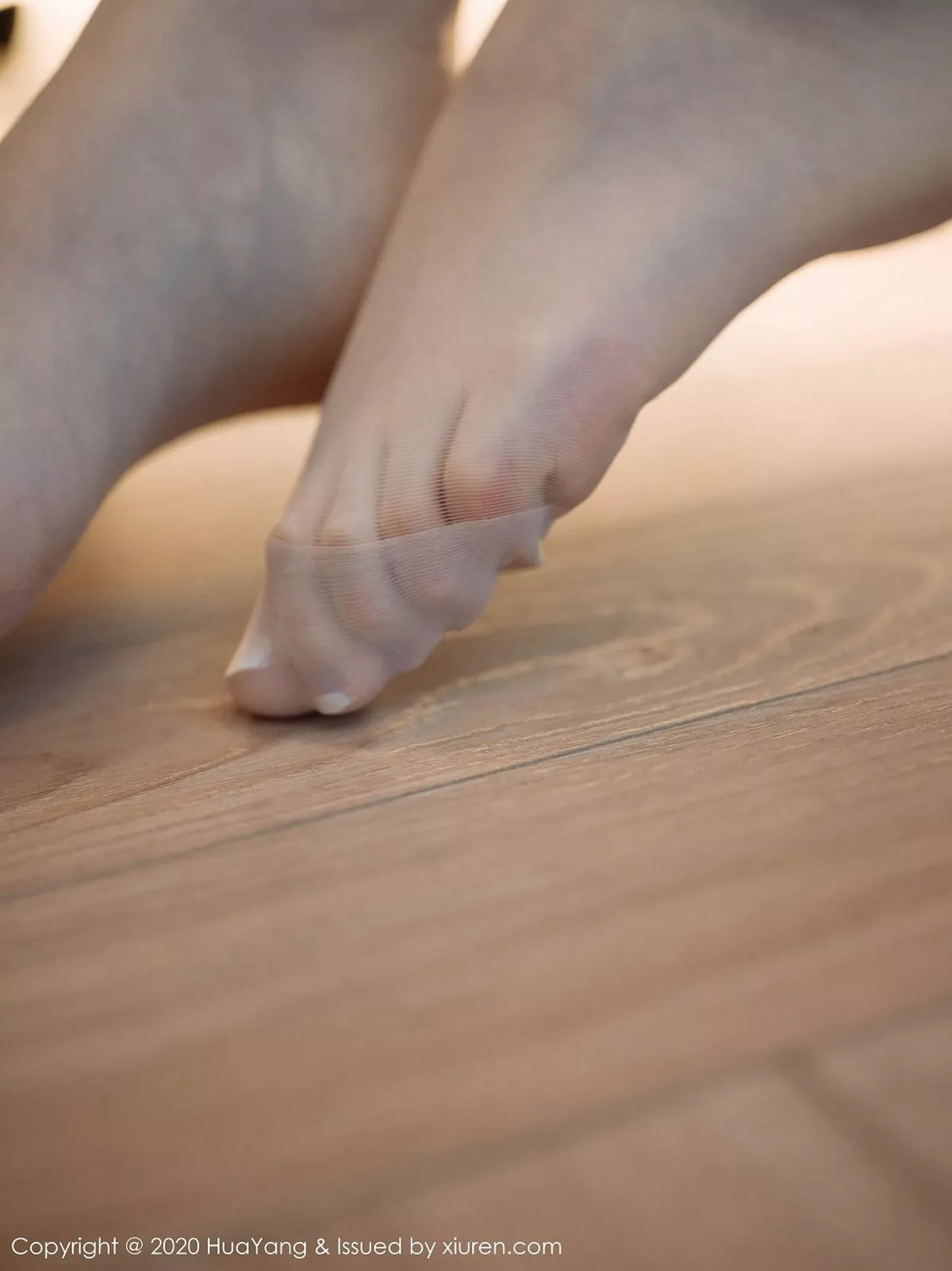 秀人集.com_[HuaYang花漾]Vol.345_女神凯竹•廿十私房低胸猩红皮裙配超薄肉丝裤袜诱惑写真42P