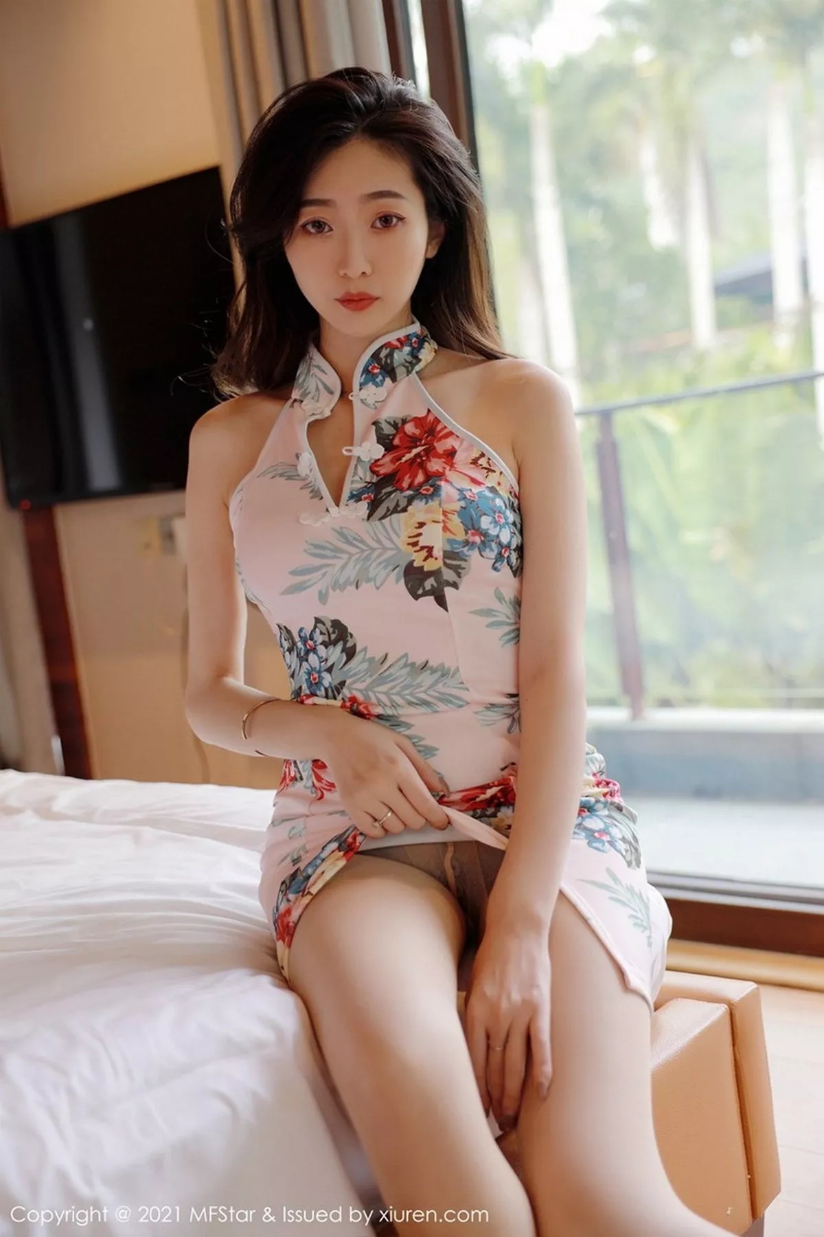 秀人集.com_[MFStar模范学院]Vol.431_嫩模安琪Yee三亚旅拍华丽典雅旗袍配肉丝裤袜完美诱惑写真45P