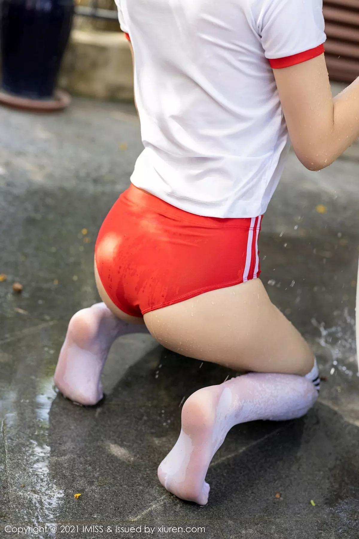 秀人集.com_[IMISS爱蜜社]Vol.542_嫩模九月生户外红色运动内衣秀完美身材泳池湿身透视诱惑写真55P