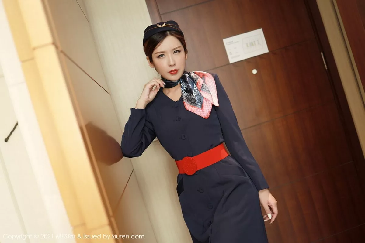 秀人集.com_[MFStar模范学院]Vol.437_嫩模Isabelle贵贵空乘职业制服主题露开档黑丝裤袜诱惑写真36P