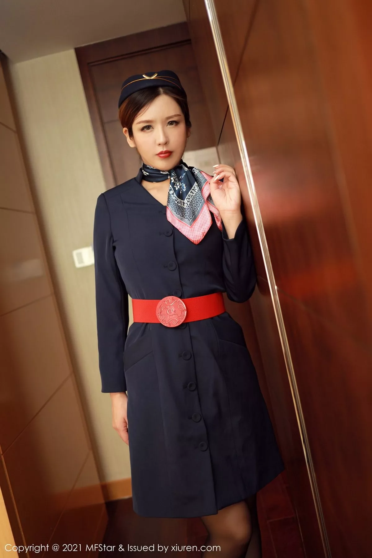 秀人集.com_[MFStar模范学院]Vol.437_嫩模Isabelle贵贵空乘职业制服主题露开档黑丝裤袜诱惑写真36P