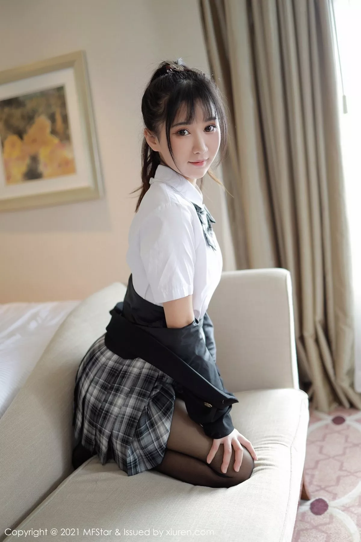 秀人集.com_[MFStar模范学院]Vol.439_嫩模小果冻儿格子JK制服主题露黑丝裤袜秀翘臀诱惑写真49P