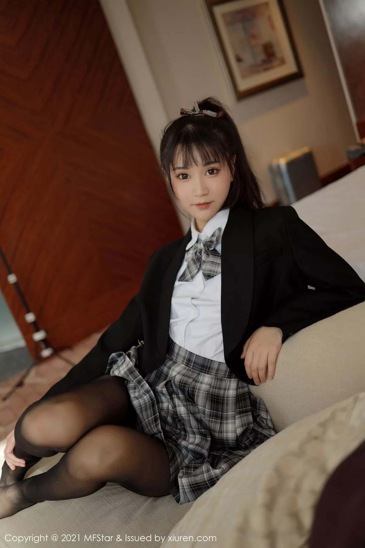 秀人集.com_[MFStar模范学院]Vol.439_嫩模小果冻儿格子JK制服主题露黑丝裤袜秀翘臀诱惑写真49P