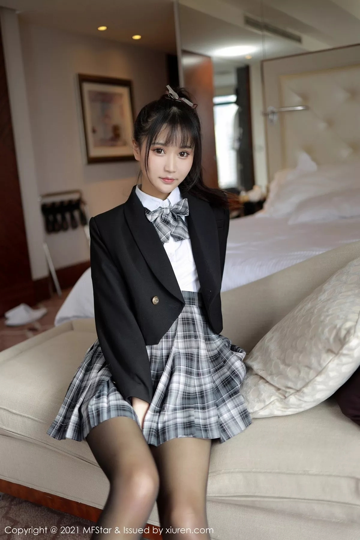 秀人集.com_[MFStar模范学院]Vol.439_嫩模小果冻儿格子JK制服主题露黑丝裤袜秀翘臀诱惑写真49P