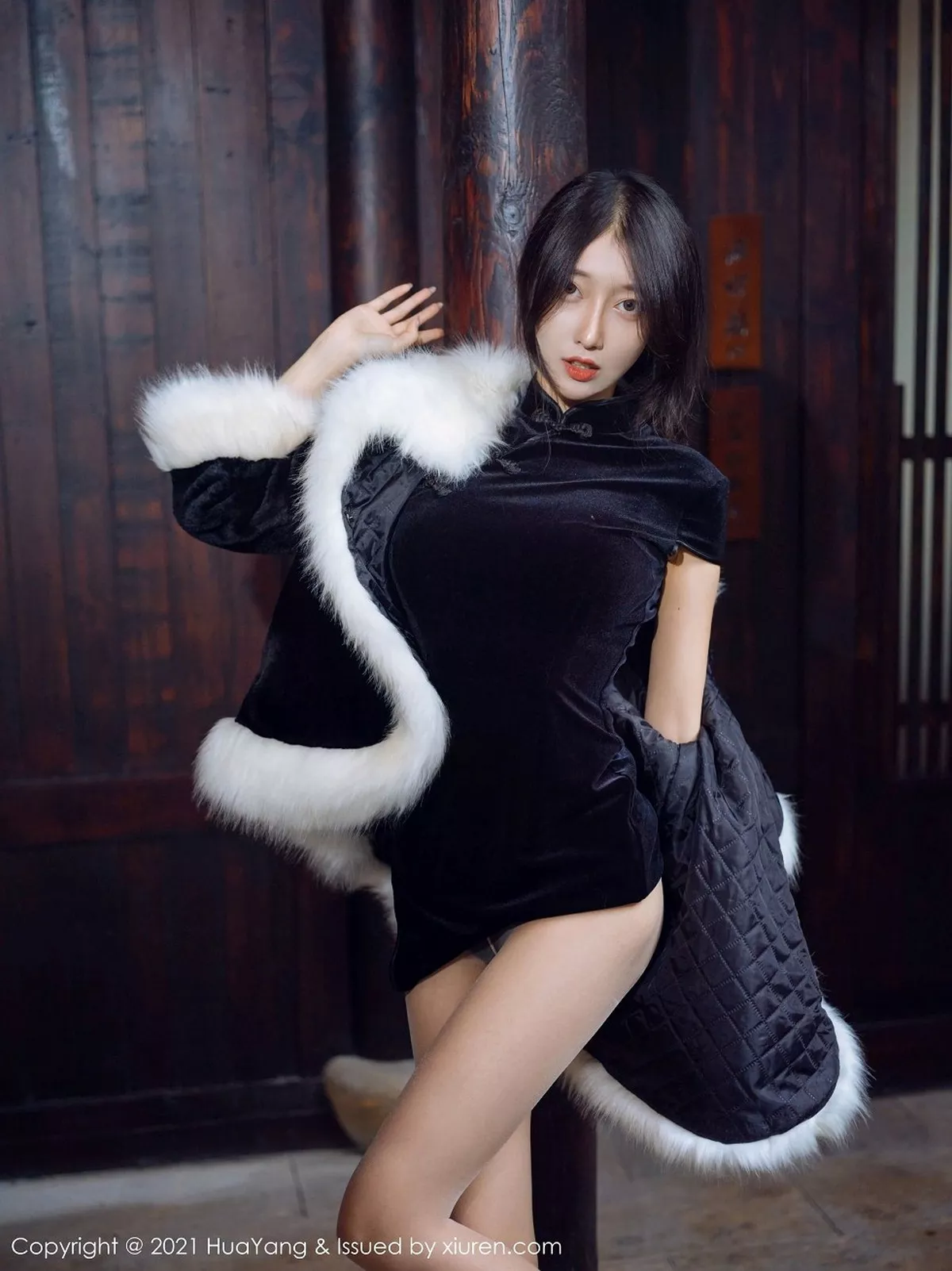 秀人集.com_[HuaYang花漾]Vol.353_嫩模玥儿玥er杭州旅拍古韵典雅旗袍配肉丝裤袜诱惑写真57P