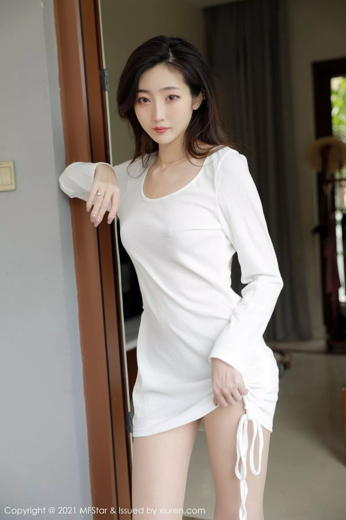 秀人集.com_[MFStar模范学院]Vol.446_嫩模安琪Yee三亚旅拍薄透白色上衣配朦胧肉丝袜极致魅惑写真50P