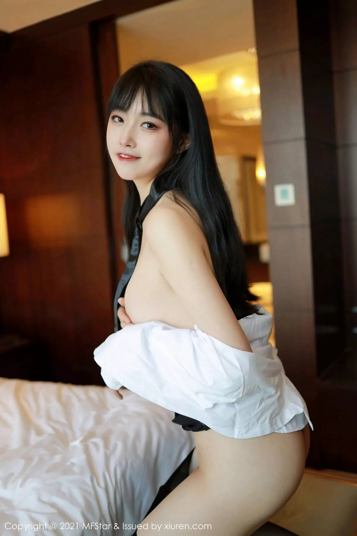 秀人集.com_[MFStar模范学院]Vol.449_嫩模锅包又you白衬衫黑短裙主题脱黑丝裤袜露翘臀诱惑写真51P