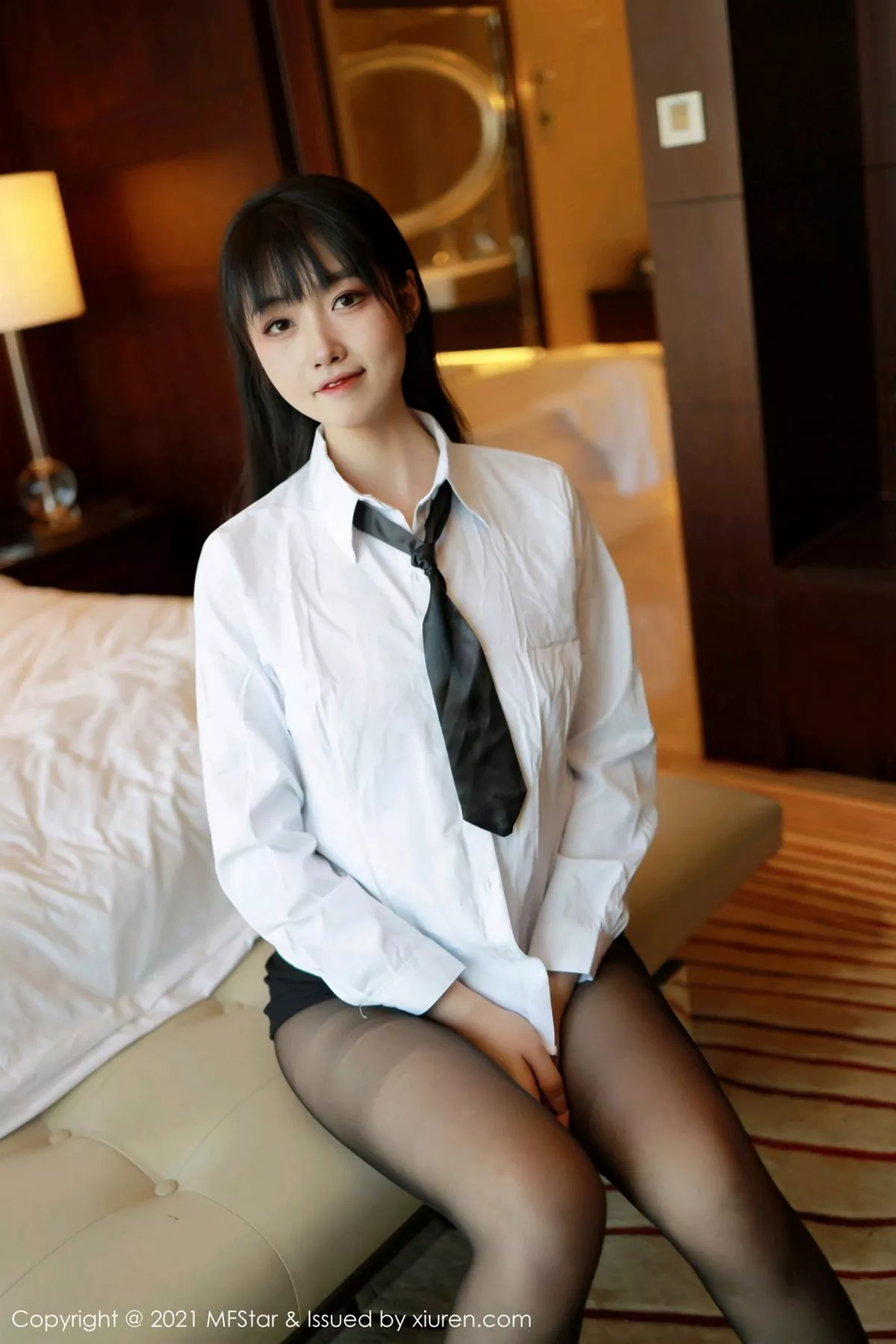 秀人集.com_[MFStar模范学院]Vol.449_嫩模锅包又you白衬衫黑短裙主题脱黑丝裤袜露翘臀诱惑写真51P