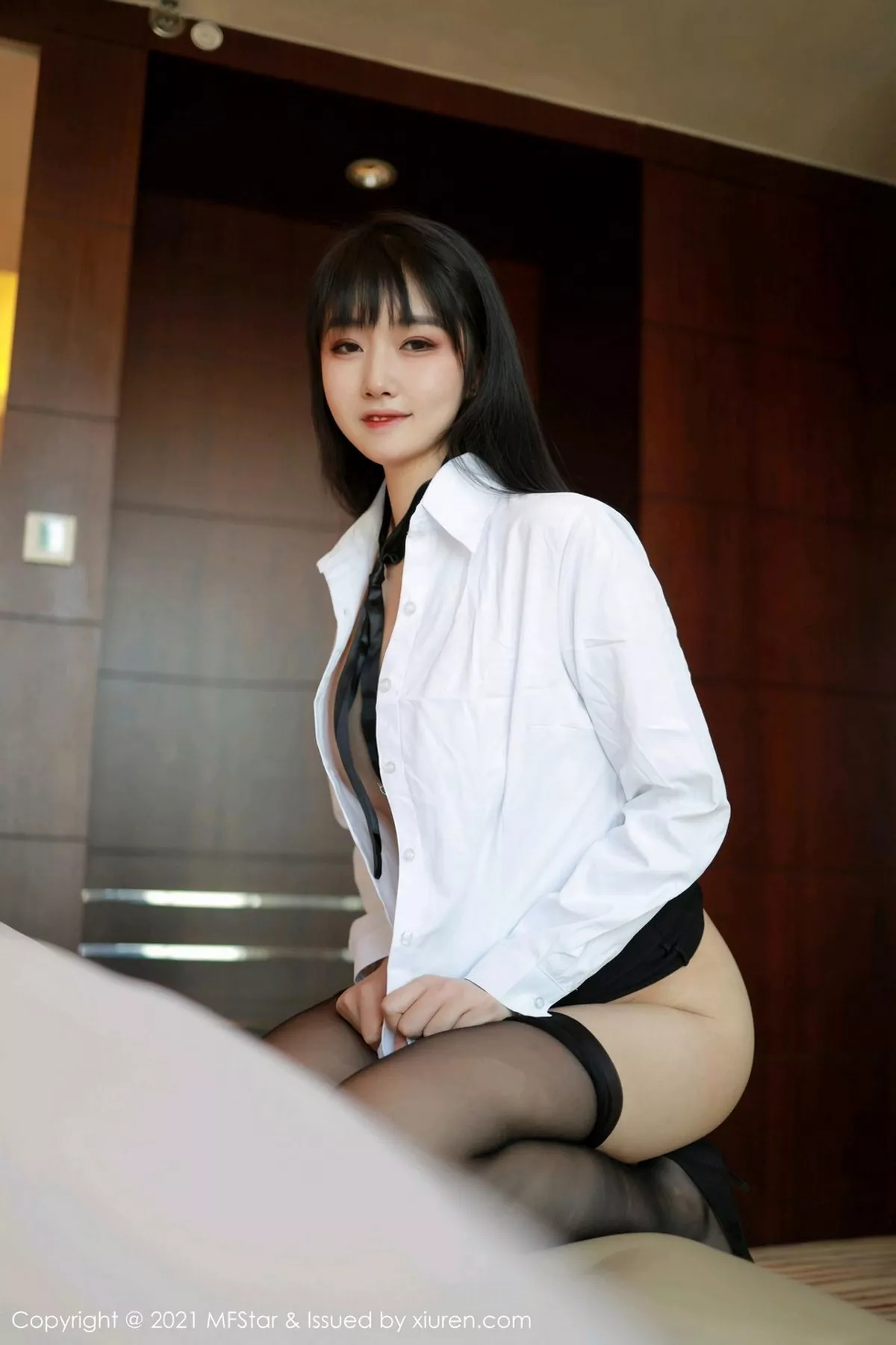 秀人集.com_[MFStar模范学院]Vol.449_嫩模锅包又you白衬衫黑短裙主题脱黑丝裤袜露翘臀诱惑写真51P