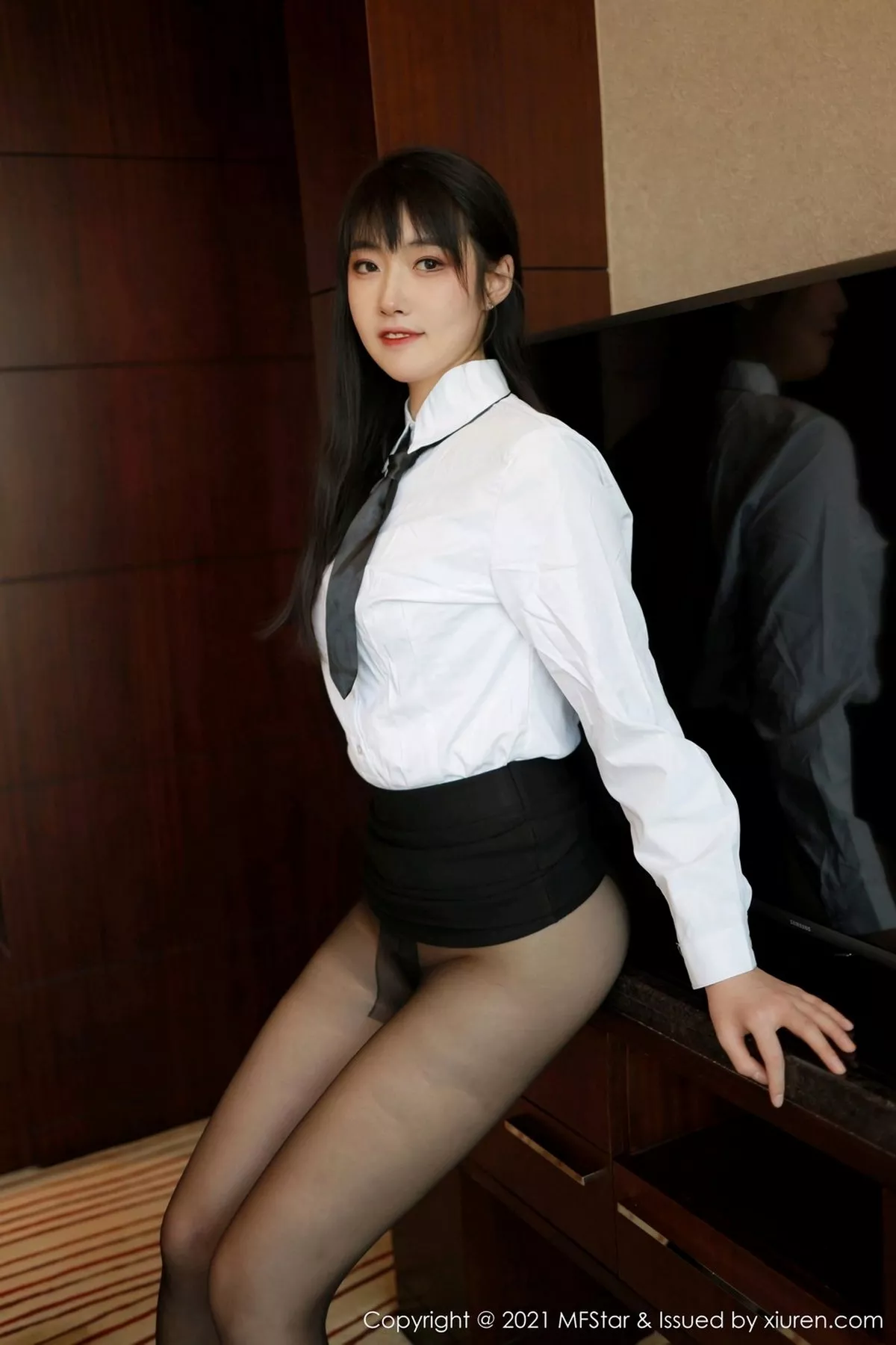 秀人集.com_[MFStar模范学院]Vol.449_嫩模锅包又you白衬衫黑短裙主题脱黑丝裤袜露翘臀诱惑写真51P