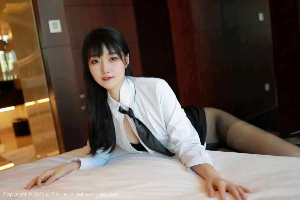 秀人集.com_[MFStar模范学院]Vol.449_嫩模锅包又you白衬衫黑短裙主题脱黑丝裤袜露翘臀诱惑写真51P