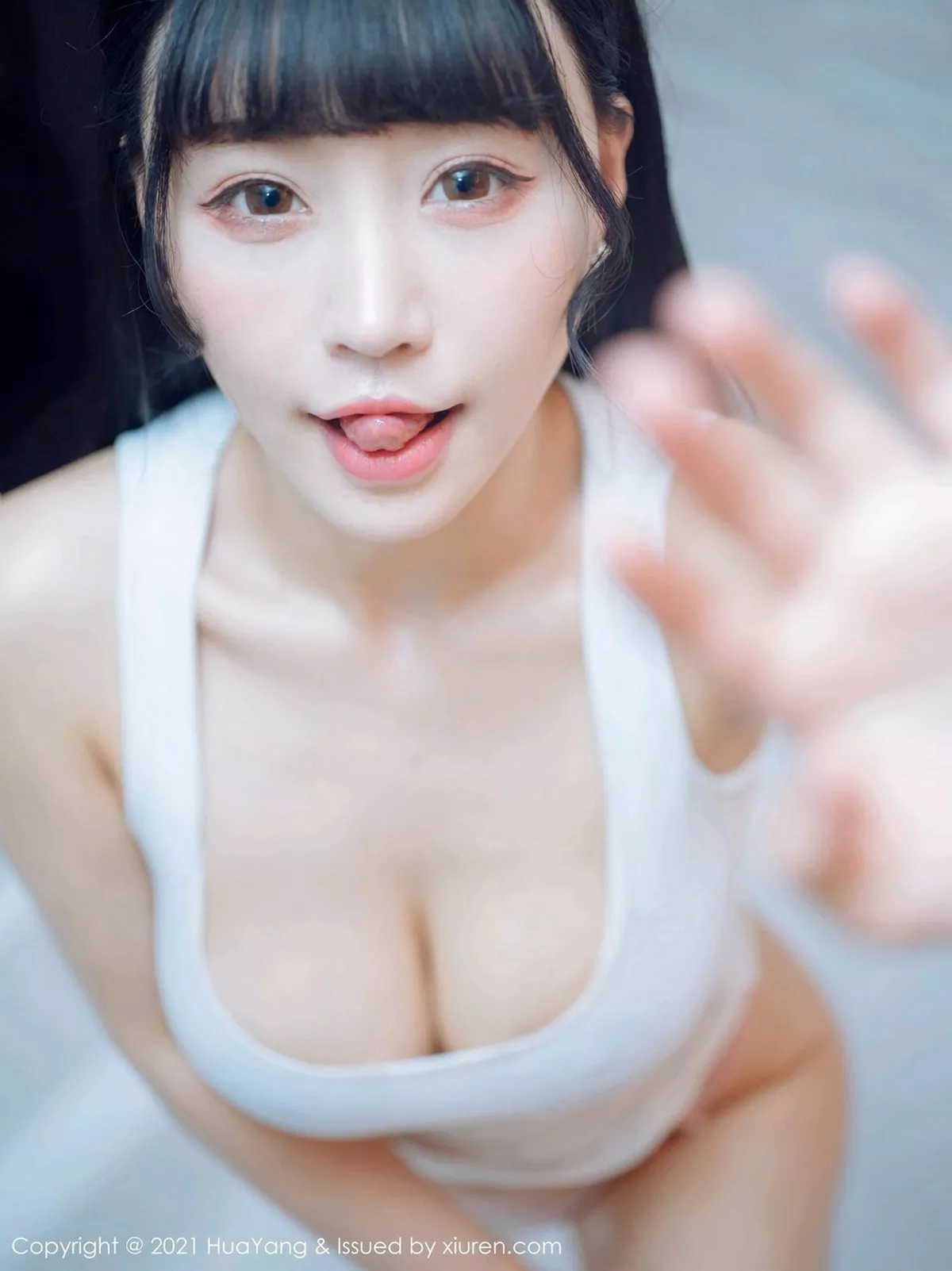 秀人集.com_[HuaYang花漾]Vol.360_女神朱可儿Flower厦门旅拍白色低胸服饰秀凹凸惹火身材诱惑写真63P