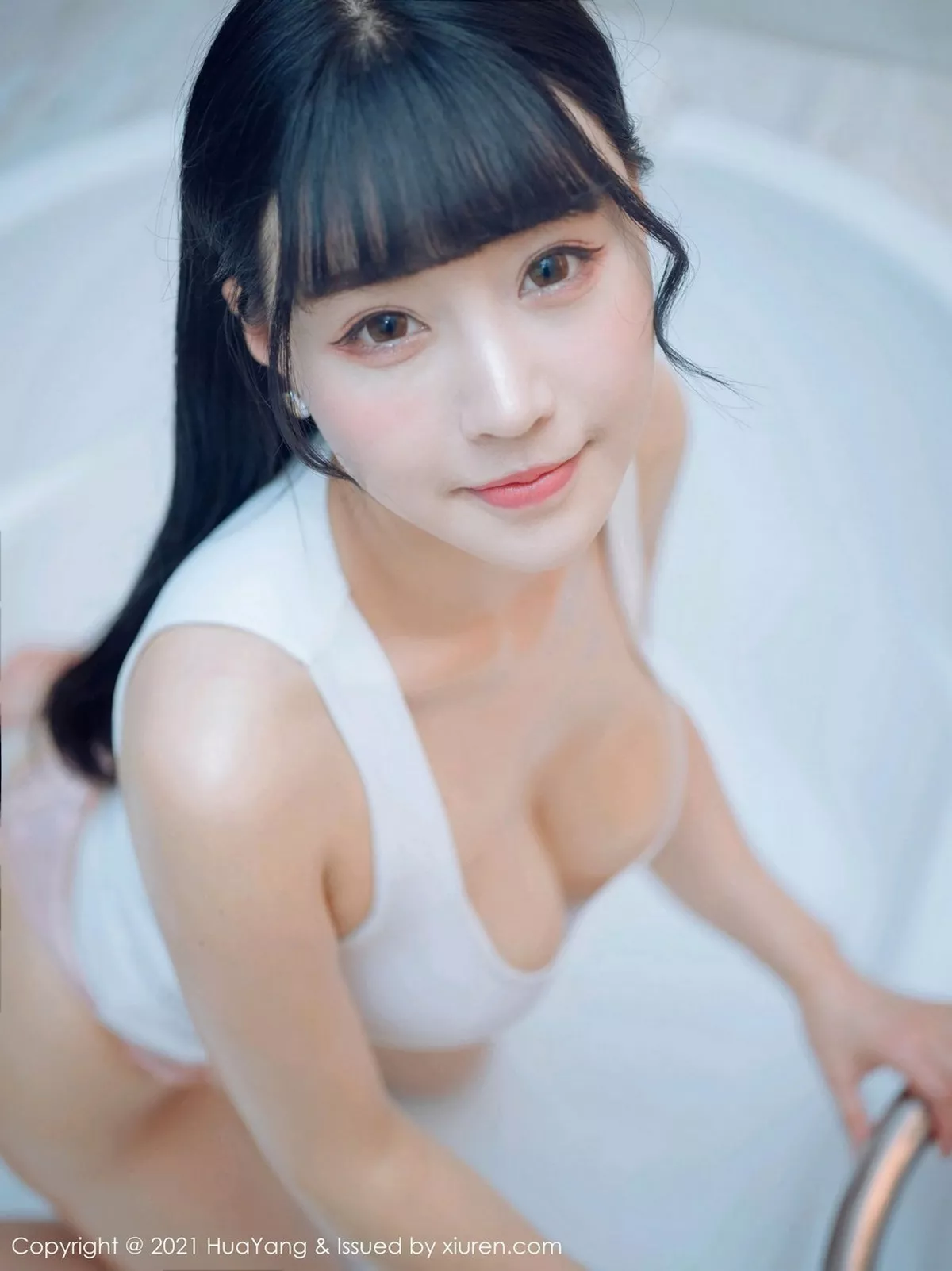 秀人集.com_[HuaYang花漾]Vol.360_女神朱可儿Flower厦门旅拍白色低胸服饰秀凹凸惹火身材诱惑写真63P
