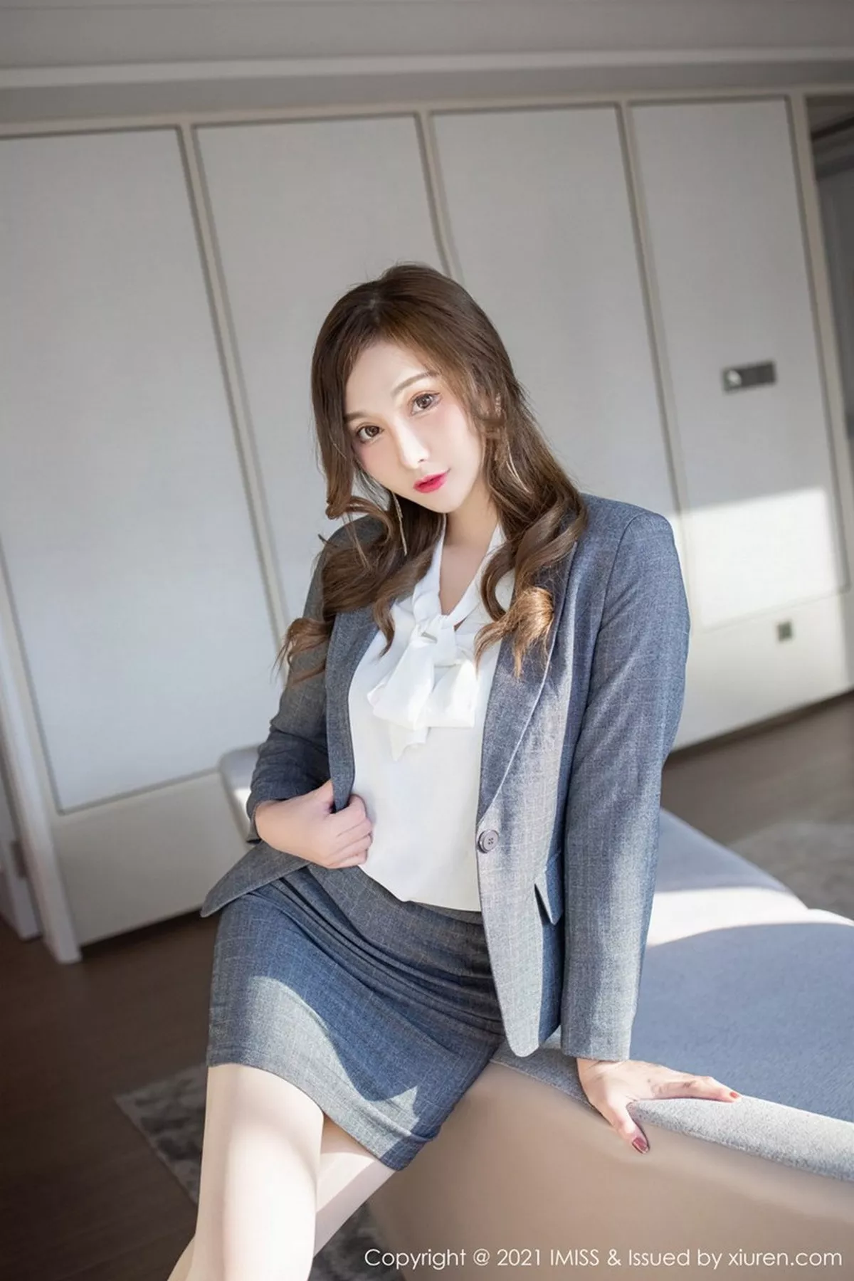 秀人集.com_[IMISS爱蜜社]Vol.548_气质女神Lavinia肉肉私房脱职业OL装肉丝裤袜秀翘臀诱惑写真58P