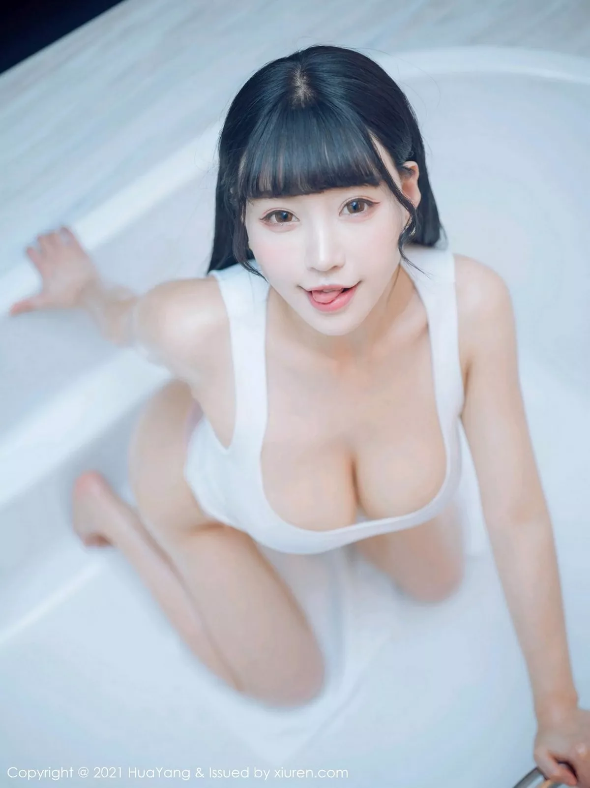 秀人集.com_[HuaYang花漾]Vol.360_女神朱可儿Flower厦门旅拍白色低胸服饰秀凹凸惹火身材诱惑写真63P