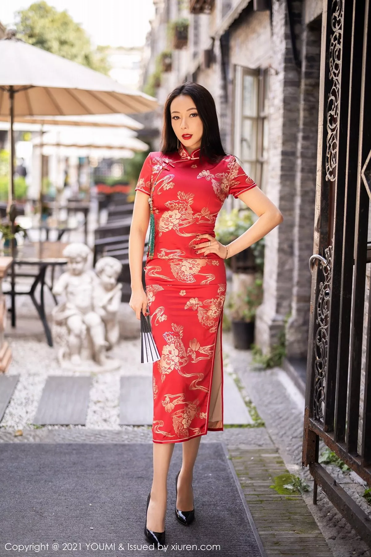 秀人集.com_[YouMi尤蜜荟]Vol.598_嫩模果儿Victoria杭州旅拍鲜艳古典旗袍半脱露豪乳诱惑写真45P