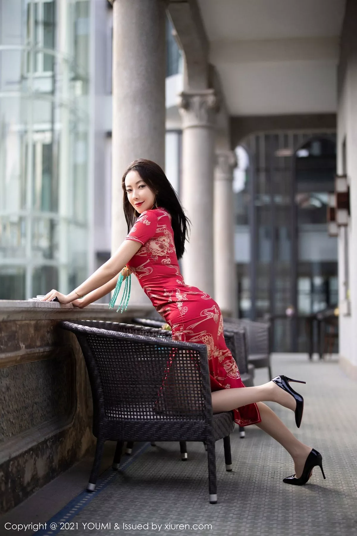 秀人集.com_[YouMi尤蜜荟]Vol.598_嫩模果儿Victoria杭州旅拍鲜艳古典旗袍半脱露豪乳诱惑写真45P