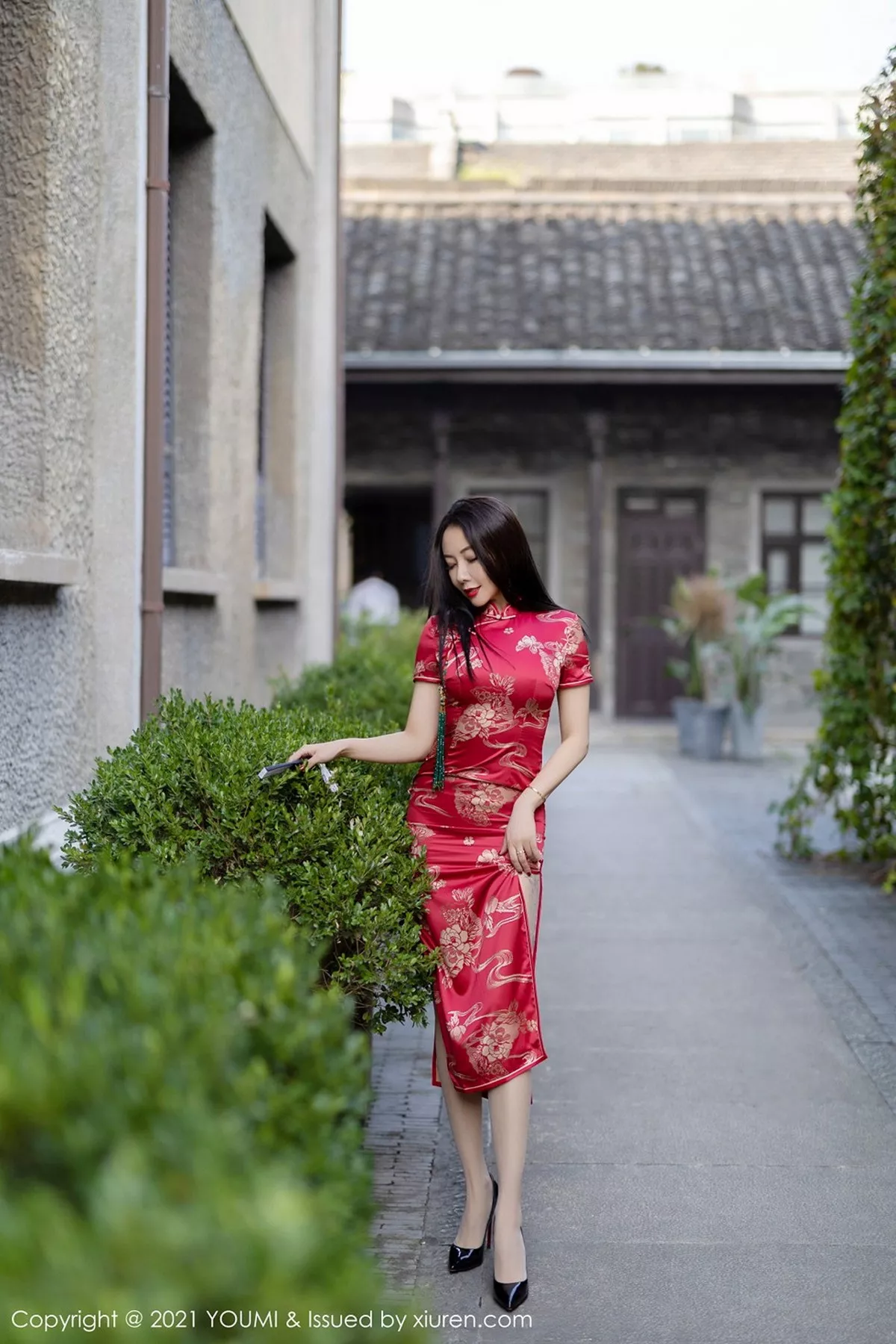 秀人集.com_[YouMi尤蜜荟]Vol.598_嫩模果儿Victoria杭州旅拍鲜艳古典旗袍半脱露豪乳诱惑写真45P