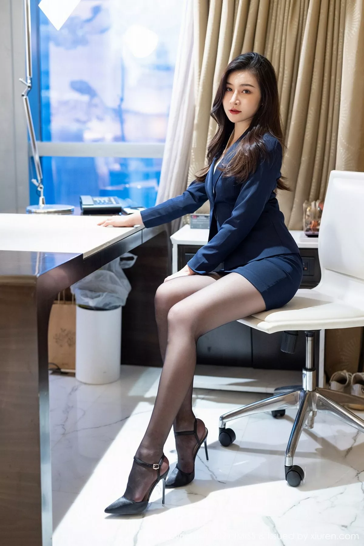 秀人集.com_[IMISS爱蜜社]Vol.549_气质美女Vanessa短裙下性感黑丝裤袜秀美腿迷人诱惑写真53P