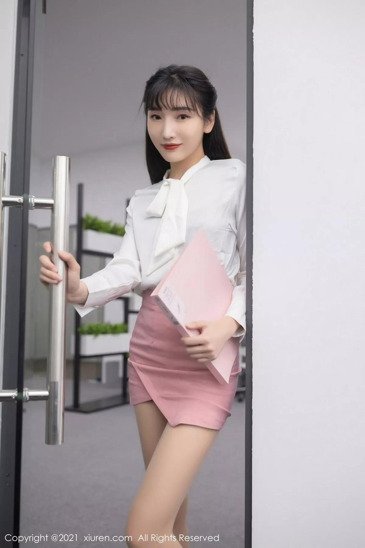秀人集.com_[XiuRen秀人网]No.3030_嫩模陆萱萱三亚旅拍办公室主题开档肉丝裤袜秀翘臀诱惑写真63P