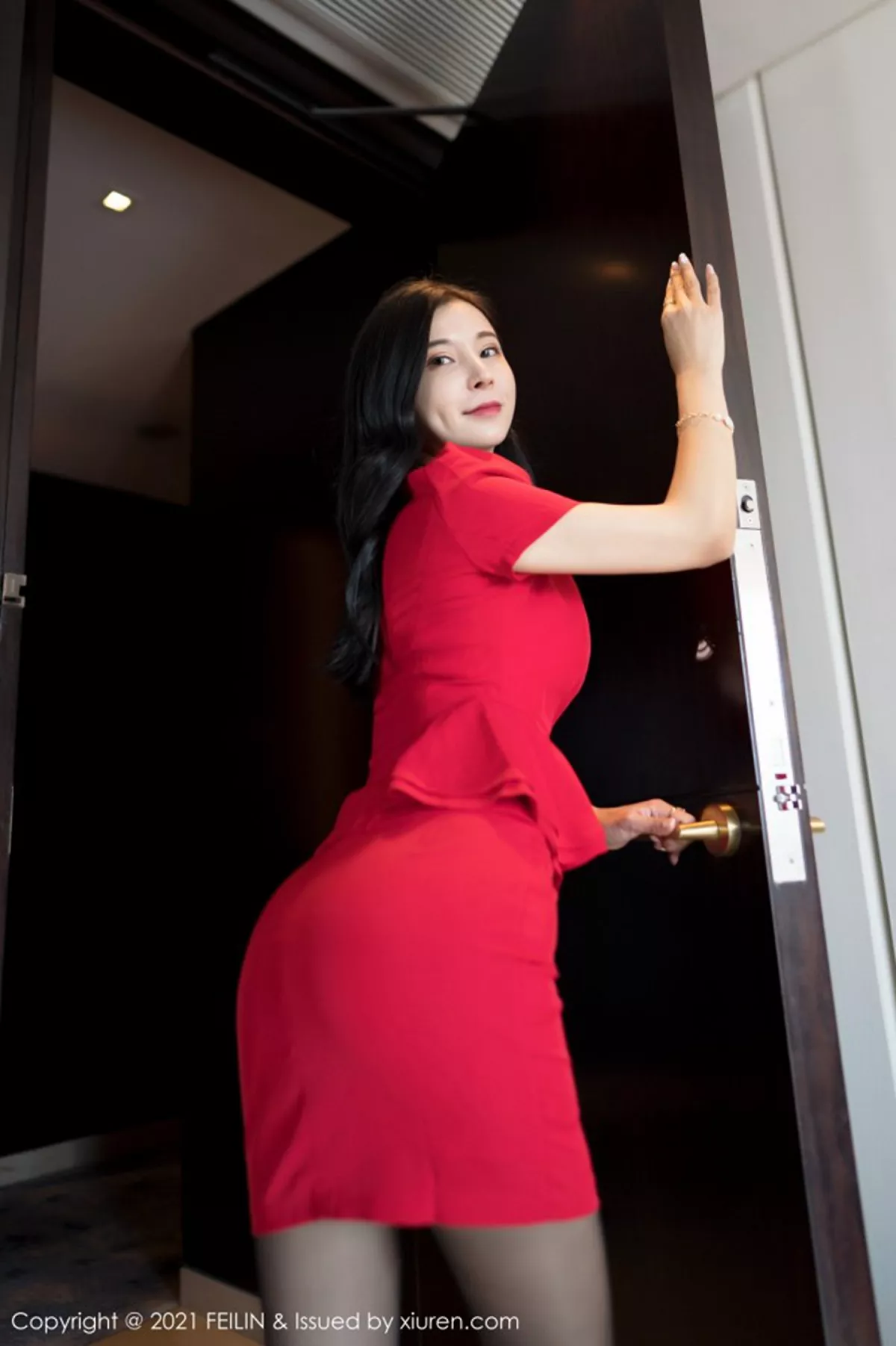 秀人集.com_[FeiLin嗲囡囡]VOL.376_嫩模小蛮妖Yummy职场秘书制服主题半脱黑丝裤袜秀翘臀诱惑写真56P