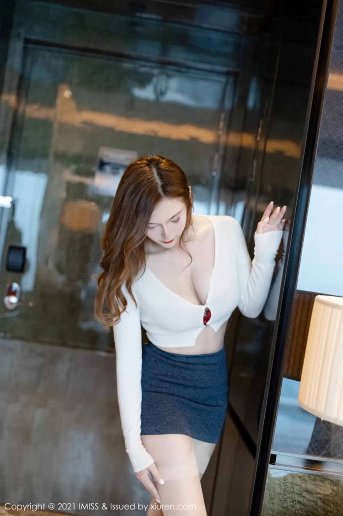 秀人集.com_[IMISS爱蜜社]Vol.555_气质女神Lavinia肉淡雅都市OL制服露性感红色内衣诱惑写真52P