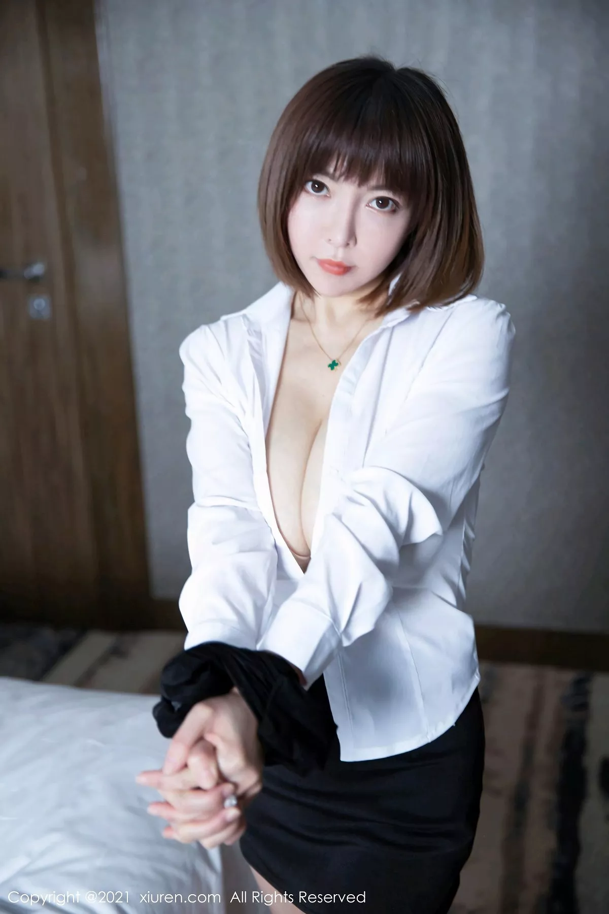 秀人集.com_[XiuRen秀人网]No.3151_嫩模大白兔吖私房性感白衬衣配黑短裙黑丝裤袜秀美腿诱惑写真40P