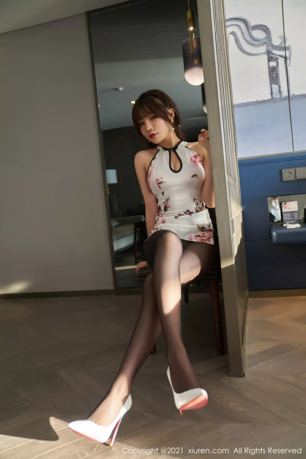 秀人集.com_[XiuRen秀人网]No.3175_女神芝芝Booty古典韵味旗袍配黑丝裤袜半撩露翘臀极致诱惑写真65P
