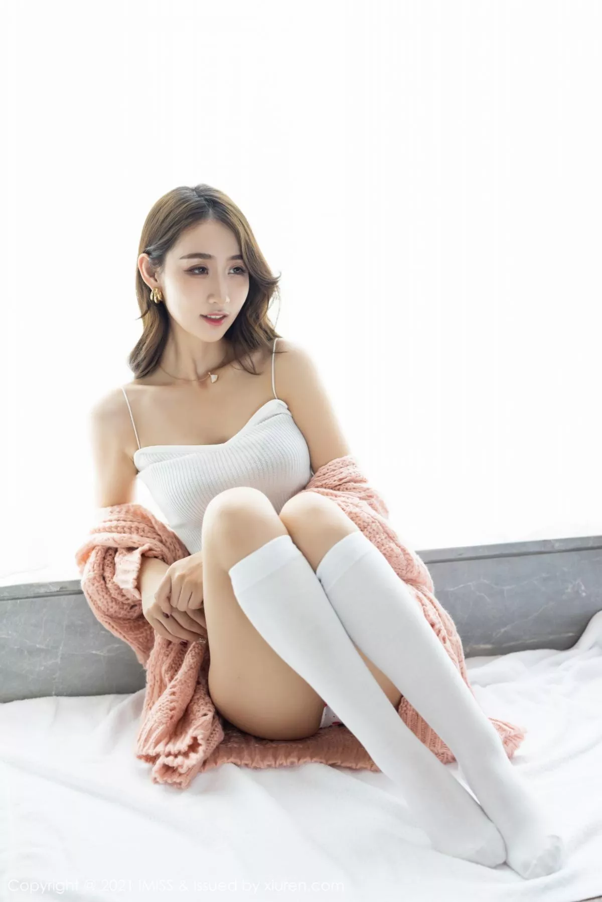 秀人集.com_[IMISS爱蜜社]Vol.561_嫩模萌白酱华丽典雅吊裙半撩露破烂肉丝裤袜秀翘臀诱惑写真65P