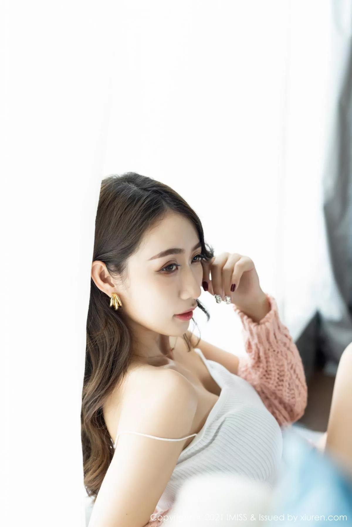 秀人集.com_[IMISS爱蜜社]Vol.561_嫩模萌白酱华丽典雅吊裙半撩露破烂肉丝裤袜秀翘臀诱惑写真65P