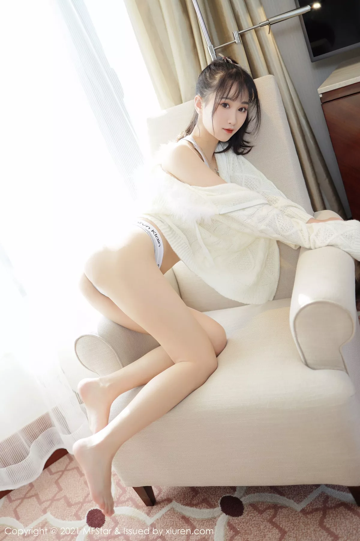 秀人集.com_[MFStar模范学院]Vol.467_嫩模小果冻儿私房沙发上性感运动内衣半脱露翘臀撩人诱惑写真42P