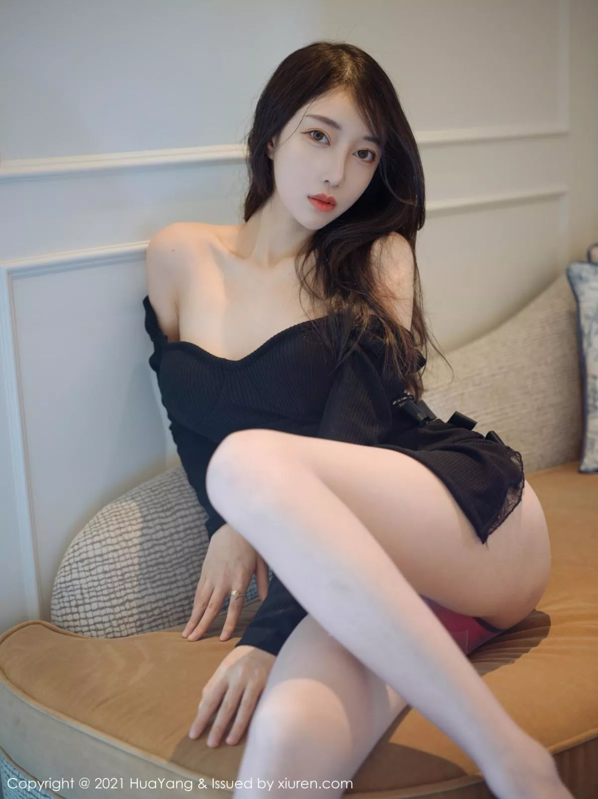 秀人集.com_[HuaYang花漾]Vol.374_丽质美人玥儿玥er厦门旅拍私房典雅黑色礼裙配肉丝裤袜诱惑写真51P