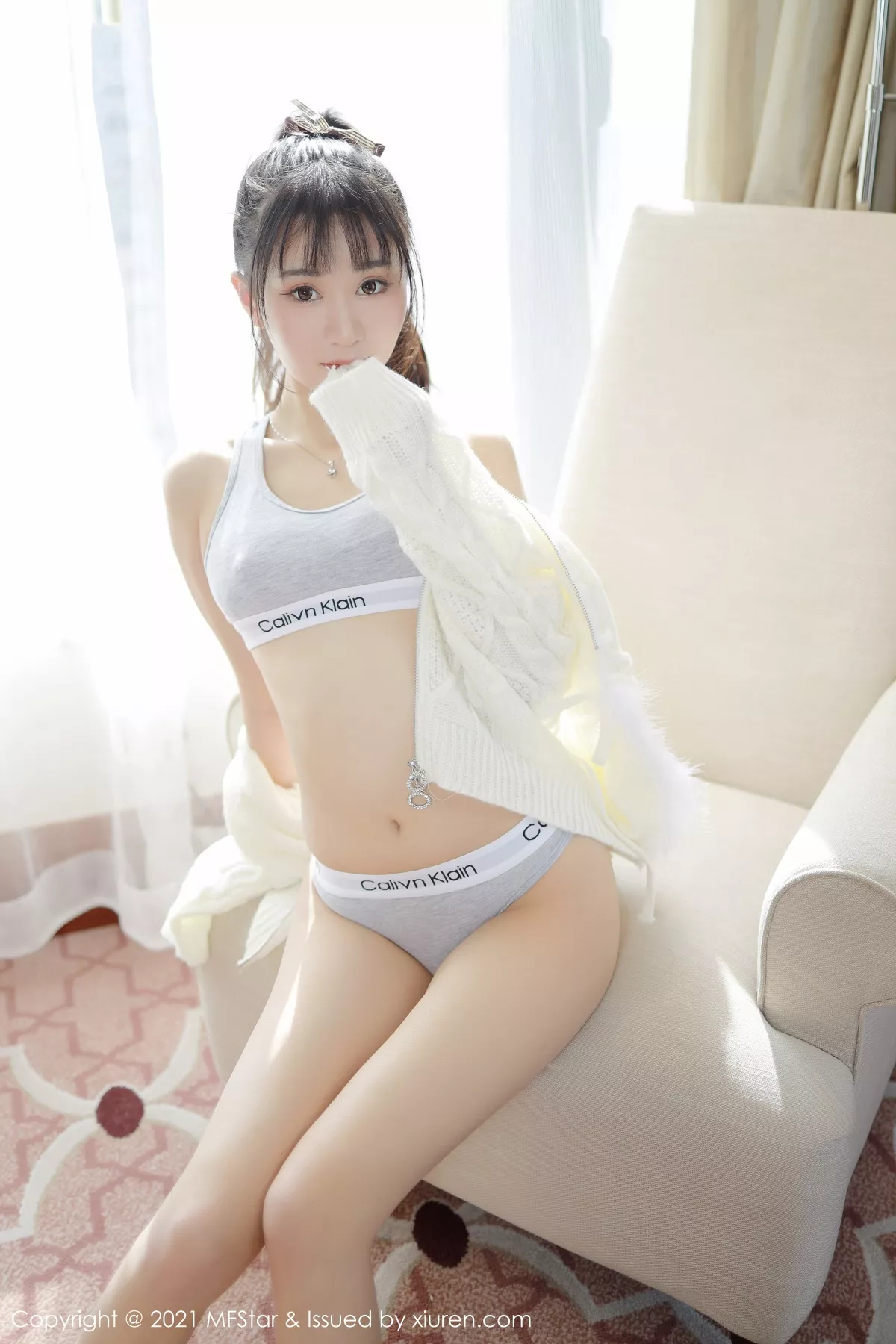 秀人集.com_[MFStar模范学院]Vol.467_嫩模小果冻儿私房沙发上性感运动内衣半脱露翘臀撩人诱惑写真42P