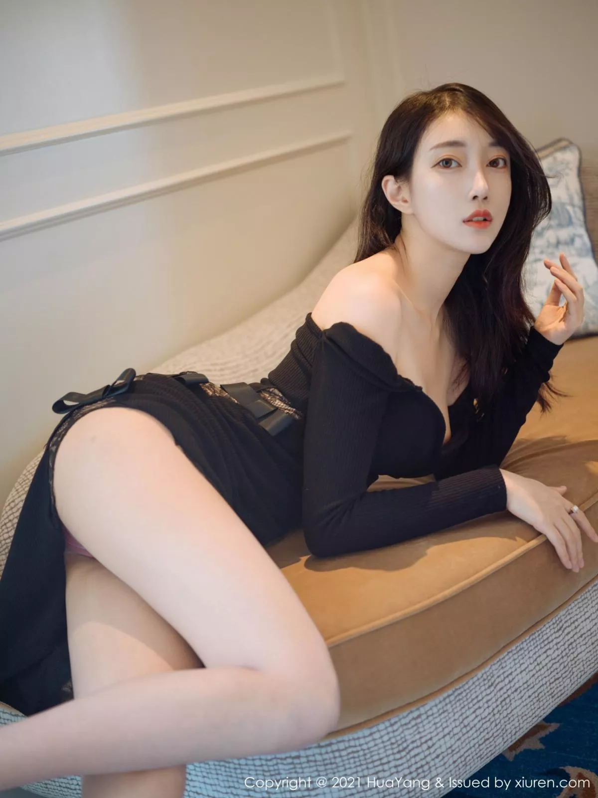 秀人集.com_[HuaYang花漾]Vol.374_丽质美人玥儿玥er厦门旅拍私房典雅黑色礼裙配肉丝裤袜诱惑写真51P
