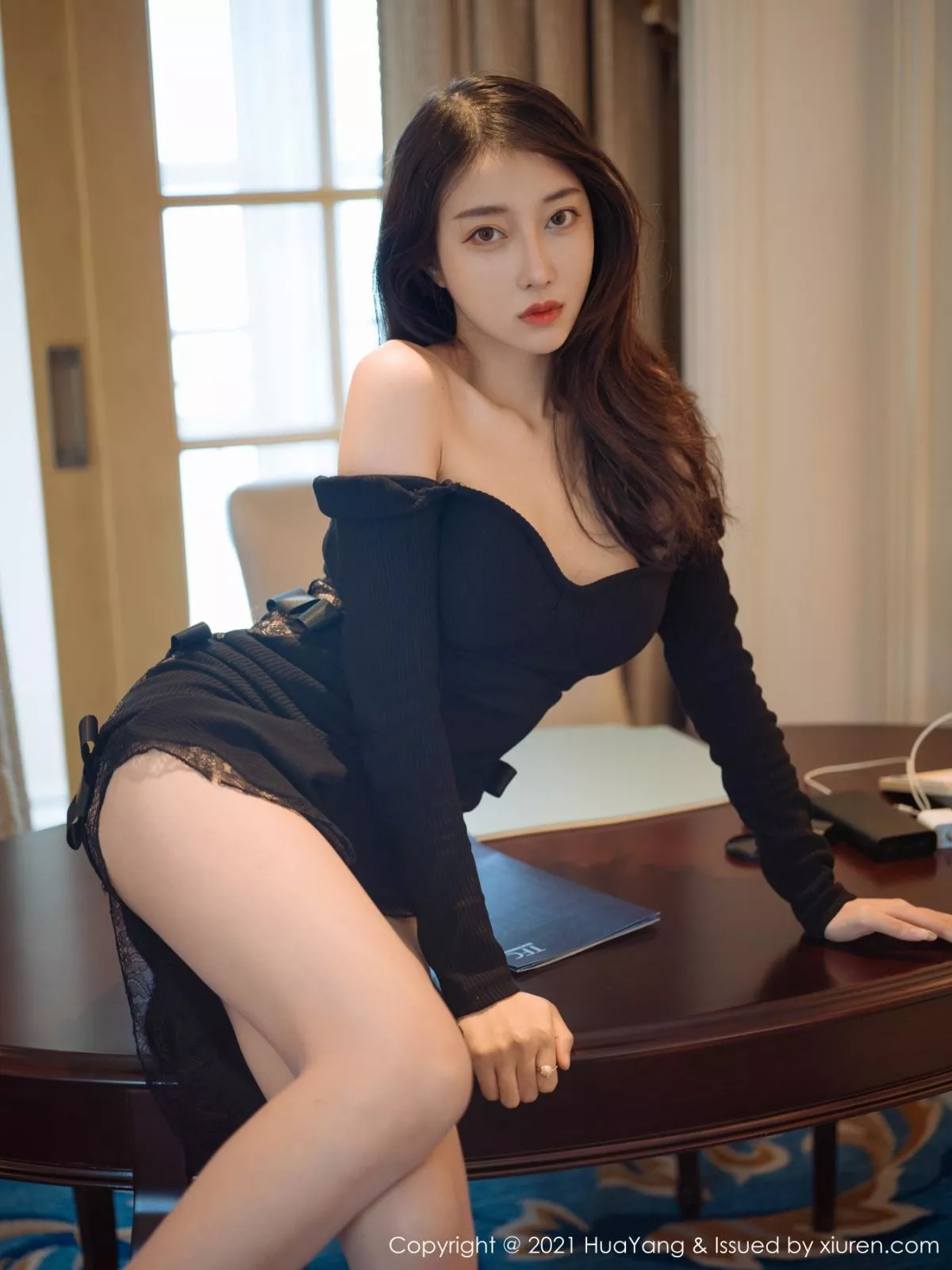 秀人集.com_[HuaYang花漾]Vol.374_丽质美人玥儿玥er厦门旅拍私房典雅黑色礼裙配肉丝裤袜诱惑写真51P