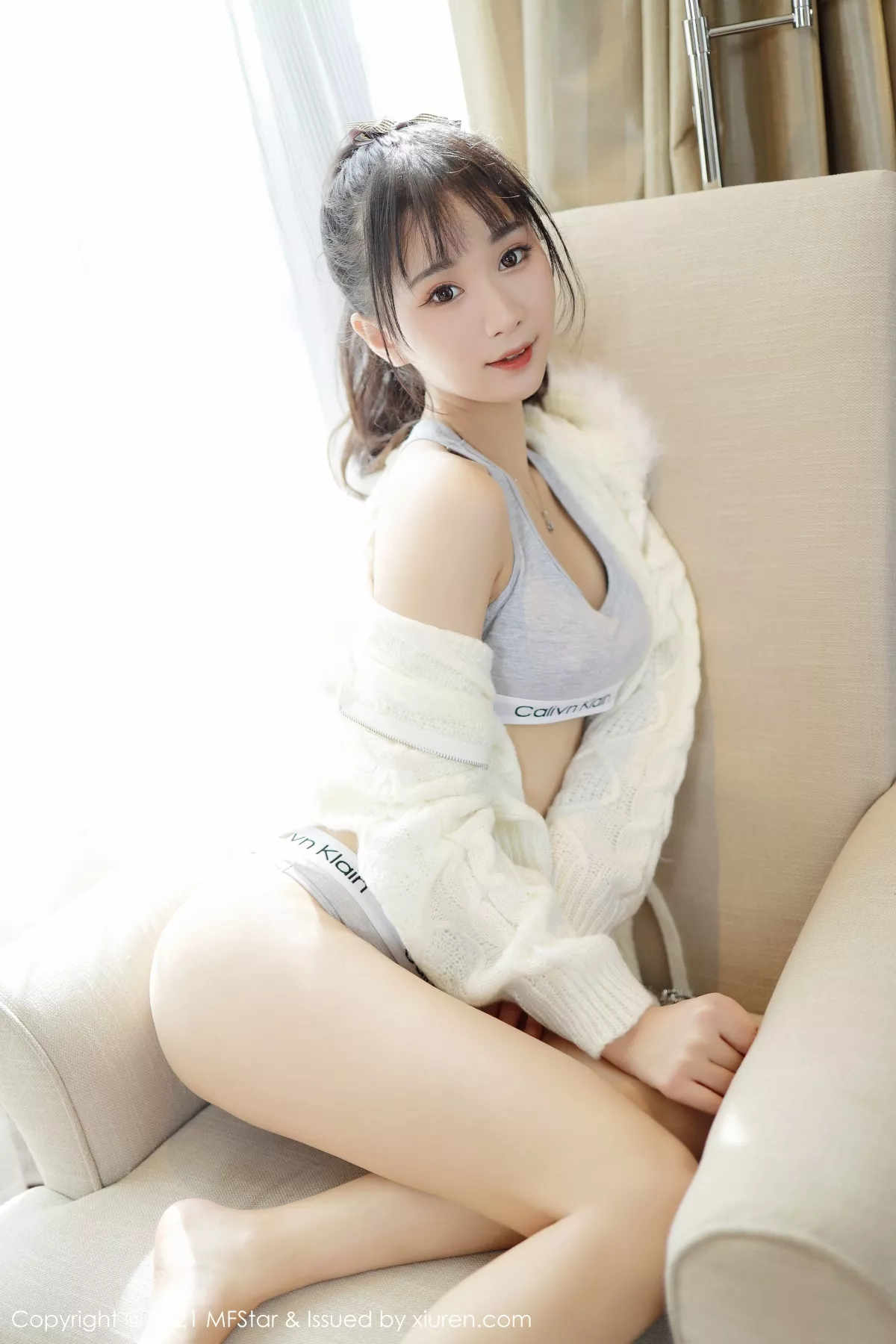 秀人集.com_[MFStar模范学院]Vol.467_嫩模小果冻儿私房沙发上性感运动内衣半脱露翘臀撩人诱惑写真42P