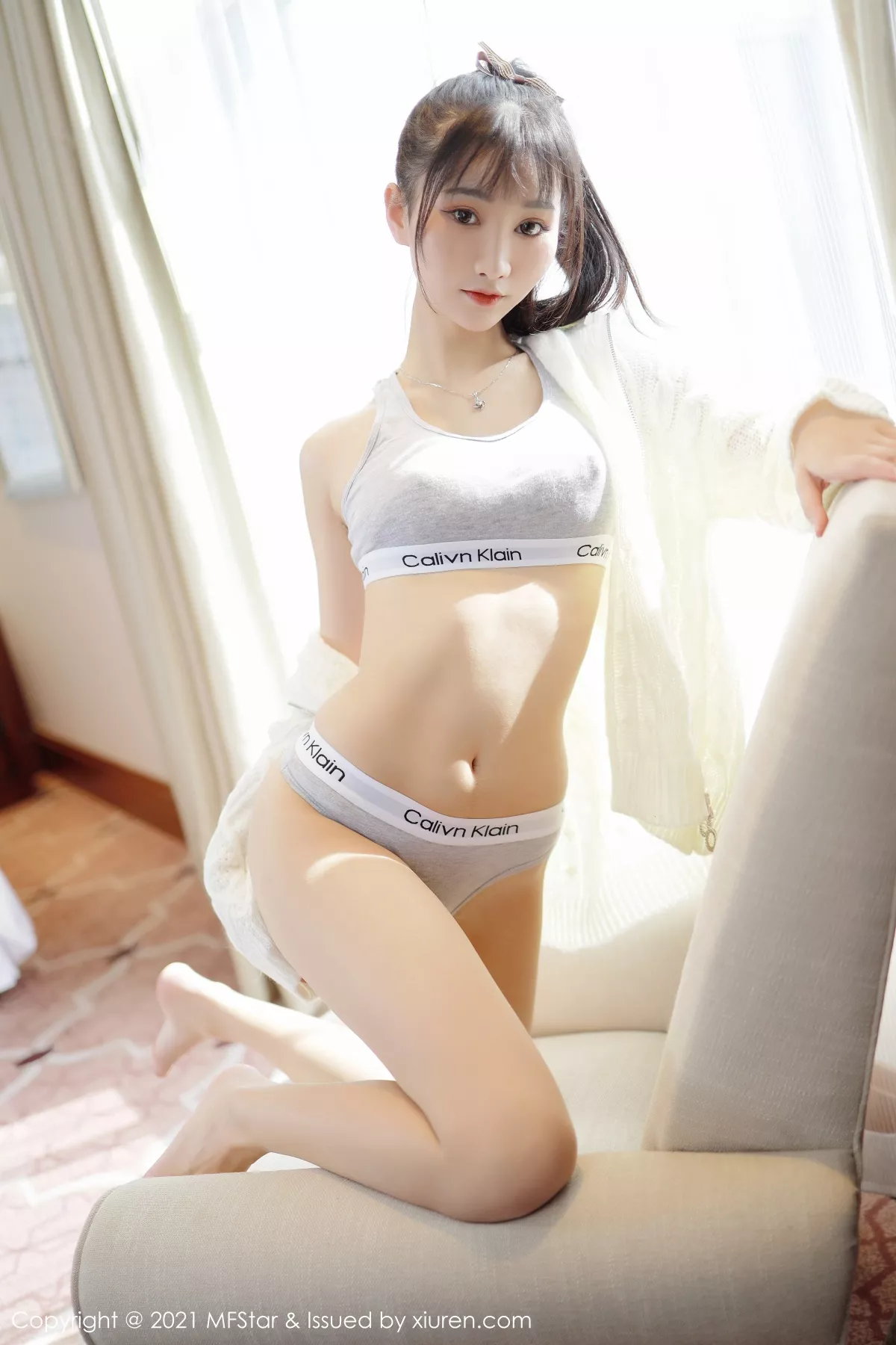 秀人集.com_[MFStar模范学院]Vol.467_嫩模小果冻儿私房沙发上性感运动内衣半脱露翘臀撩人诱惑写真42P