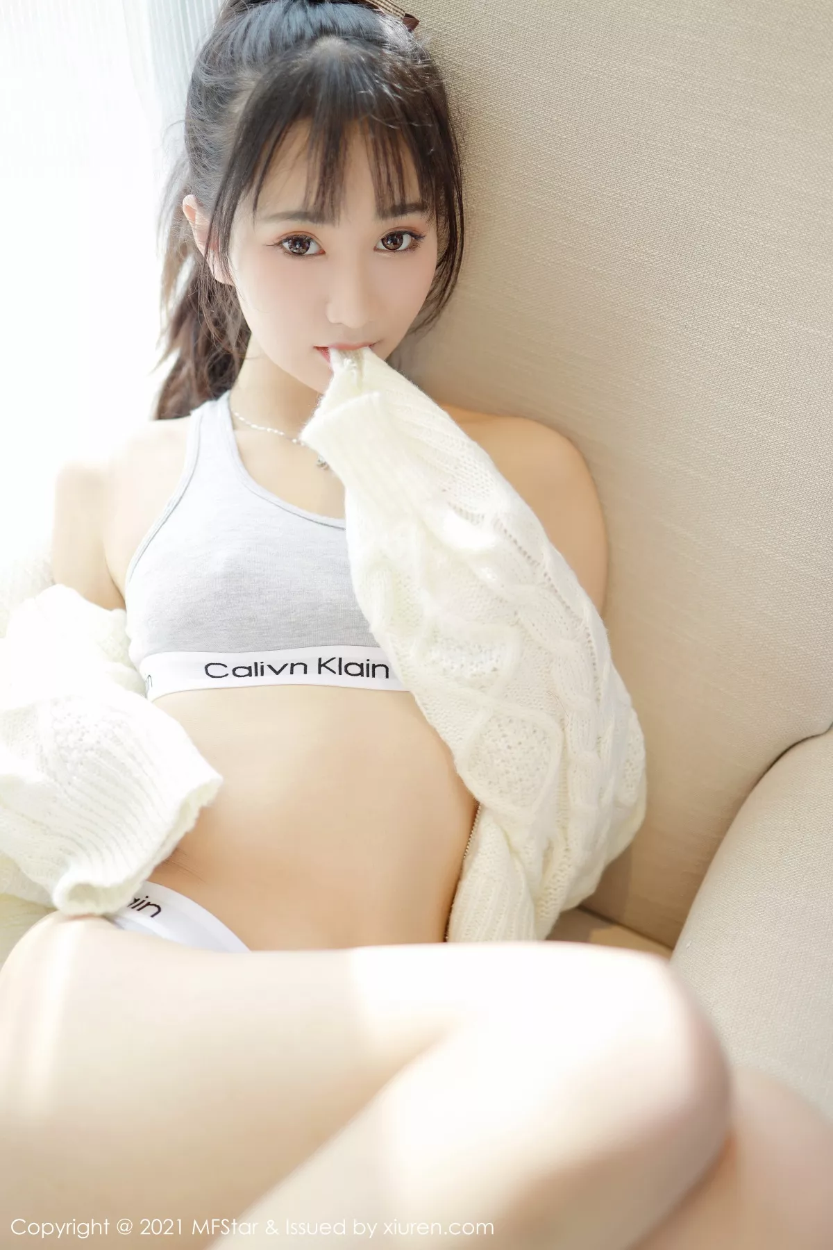 秀人集.com_[MFStar模范学院]Vol.467_嫩模小果冻儿私房沙发上性感运动内衣半脱露翘臀撩人诱惑写真42P